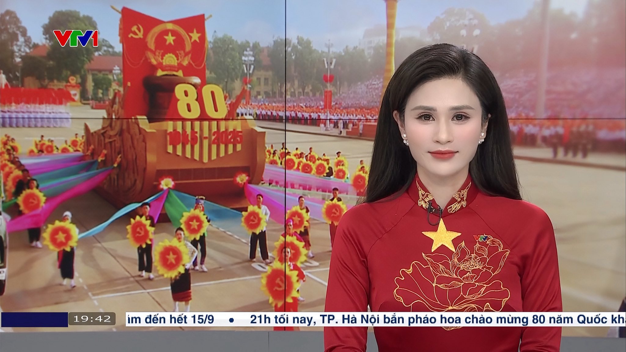 Bí mật về chiếc áo dài đỏ "gây sốt" trên sóng VTV1 ngày Quốc khánh - Ảnh 3.