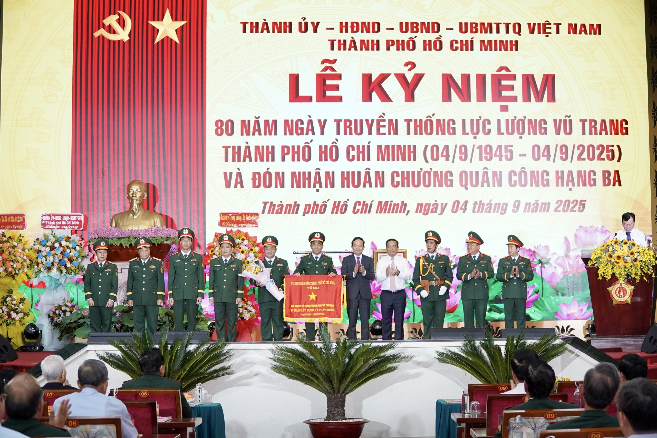 Bộ Tư lệnh TP HCM đ&oacute;n nhận Hu&acirc;n chương Qu&acirc;n c&ocirc;ng hạng Ba- Ảnh 3.