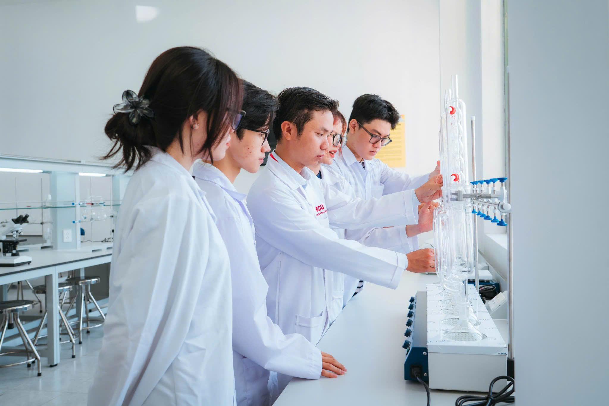 Trường Đại học B&igrave;nh Dương giảm 50 % học ph&iacute; cho học sinh hộ ngh&egrave;o v&agrave; cận ngh&egrave;o - Ảnh 1.