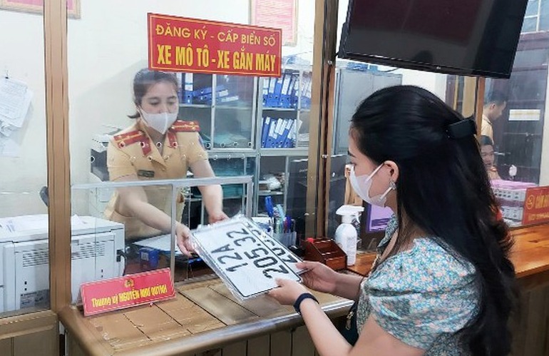 Bộ C&ocirc;ng an th&iacute; điểm sang t&ecirc;n xe online ở c&aacute;c địa phương c&oacute; dữ liệu h&ocirc;n nh&acirc;n đầy đủ- Ảnh 1.
