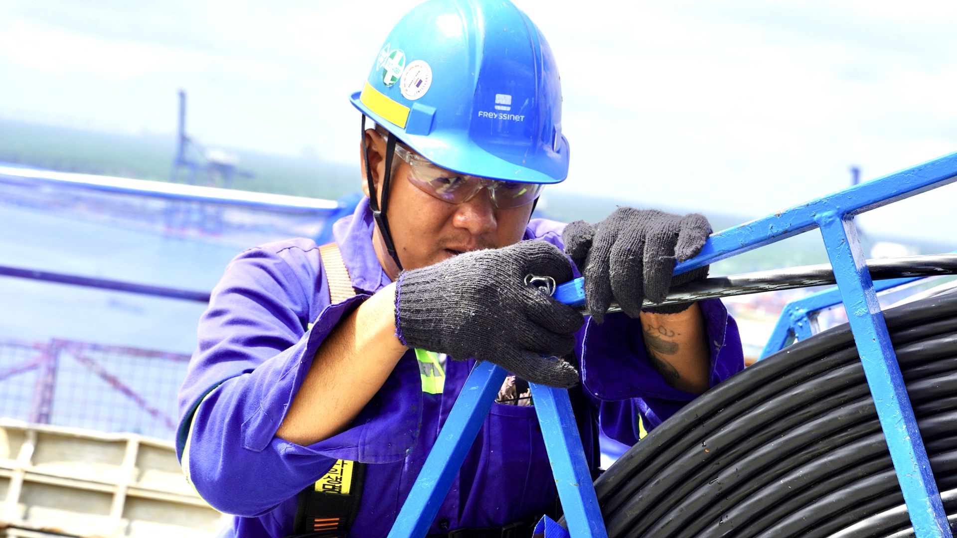 H&igrave;nh ảnh căng b&oacute; c&aacute;p d&acirc;y văng cầu Phước An c&oacute; nhịp lớn nhất ch&acirc;u &Aacute;- Ảnh 10.