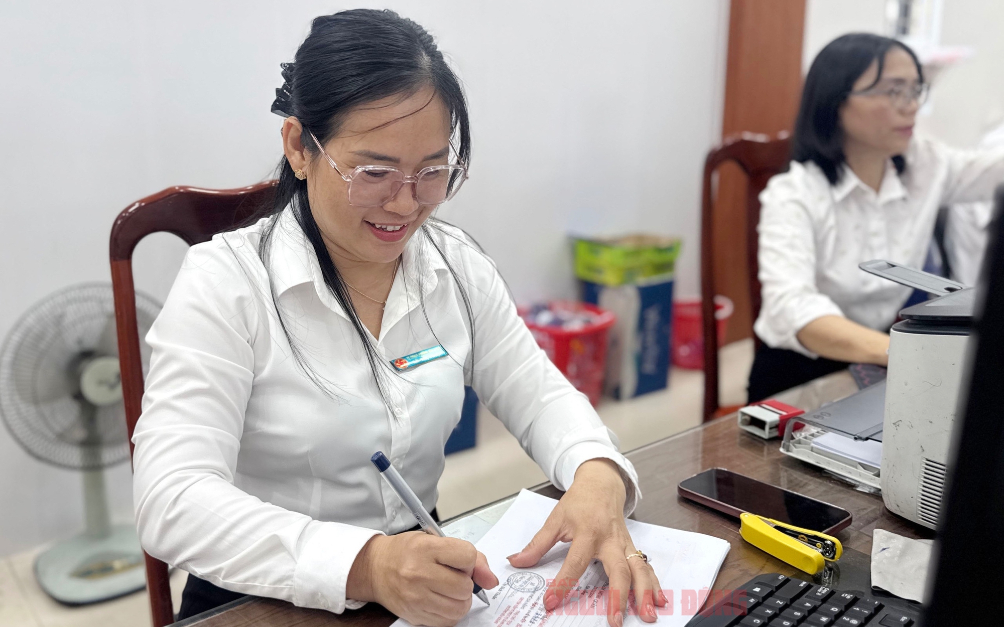 Tận mắt quy trình công chức ký chứng thực chỉ mất vài phút tại một phường ở Đà Nẵng