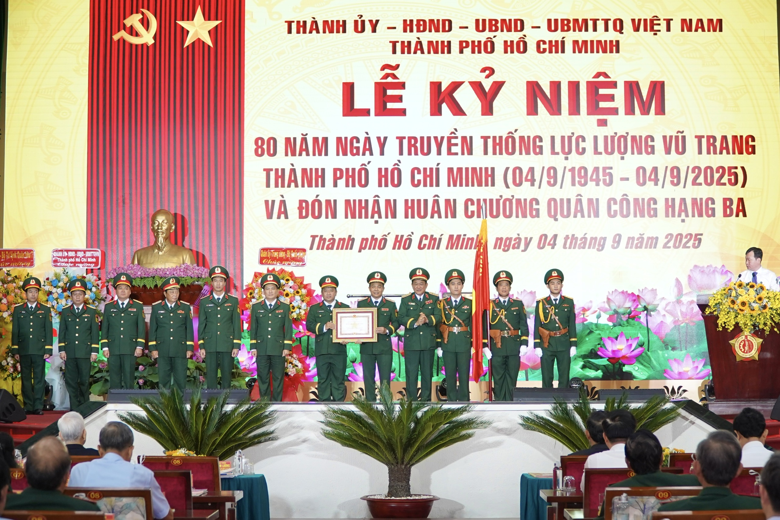 Bộ Tư lệnh TP HCM đ&oacute;n nhận Hu&acirc;n chương Qu&acirc;n c&ocirc;ng hạng Ba- Ảnh 1.