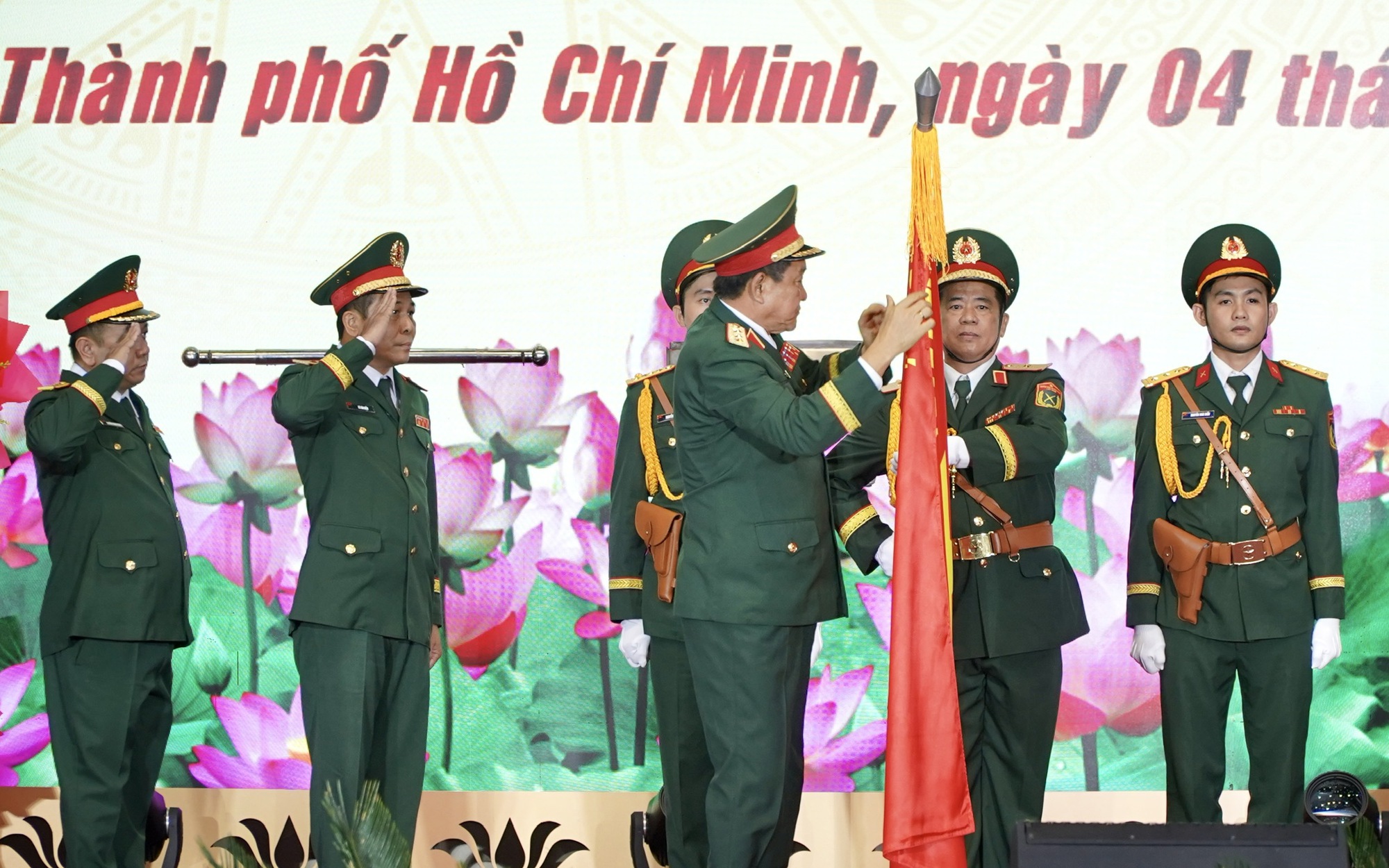 Bộ Tư lệnh TP HCM đón nhận Huân chương Quân công hạng Ba