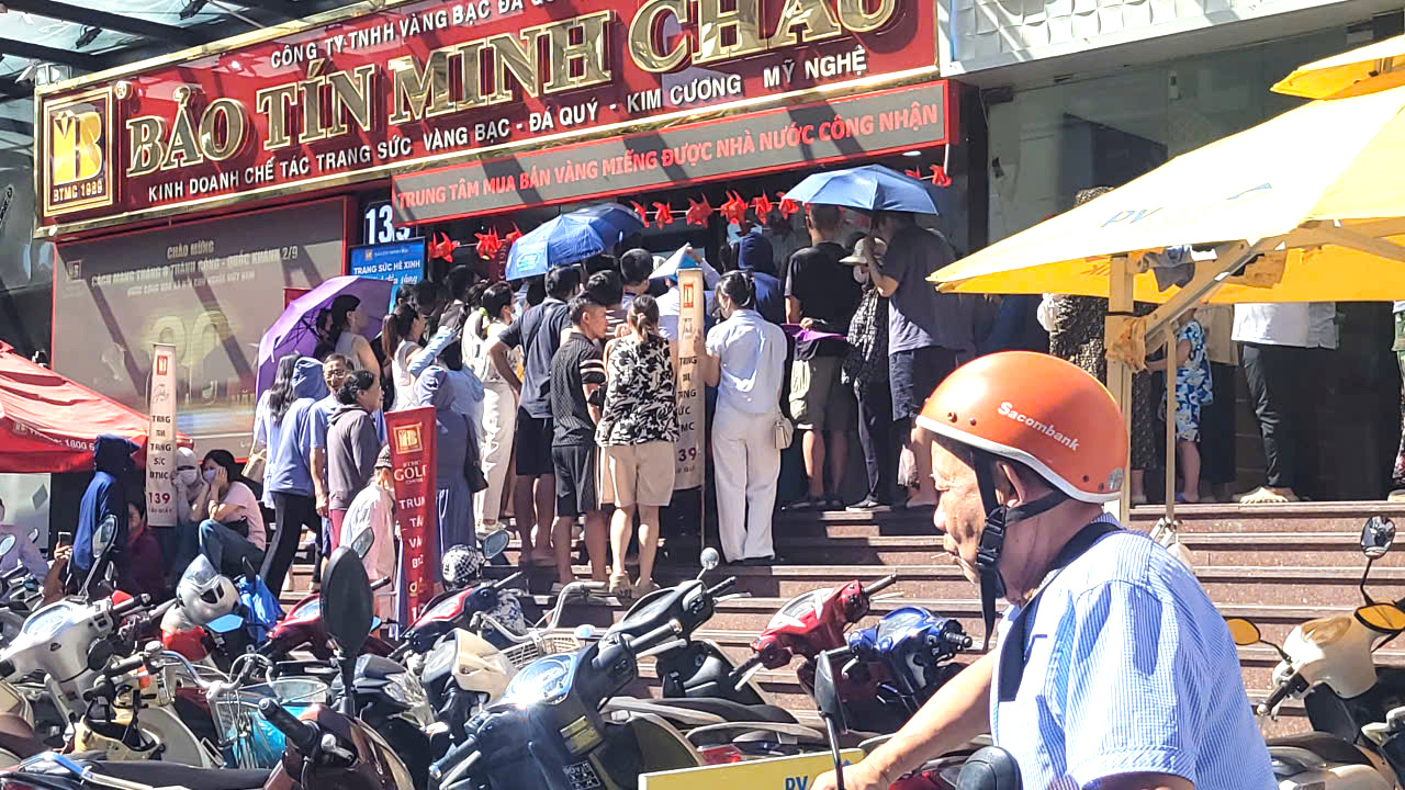 Nghẹt thở trước tiệm vàng khi giá vàng lên đỉnh lịch sử tại Hà Nội - Ảnh 2.