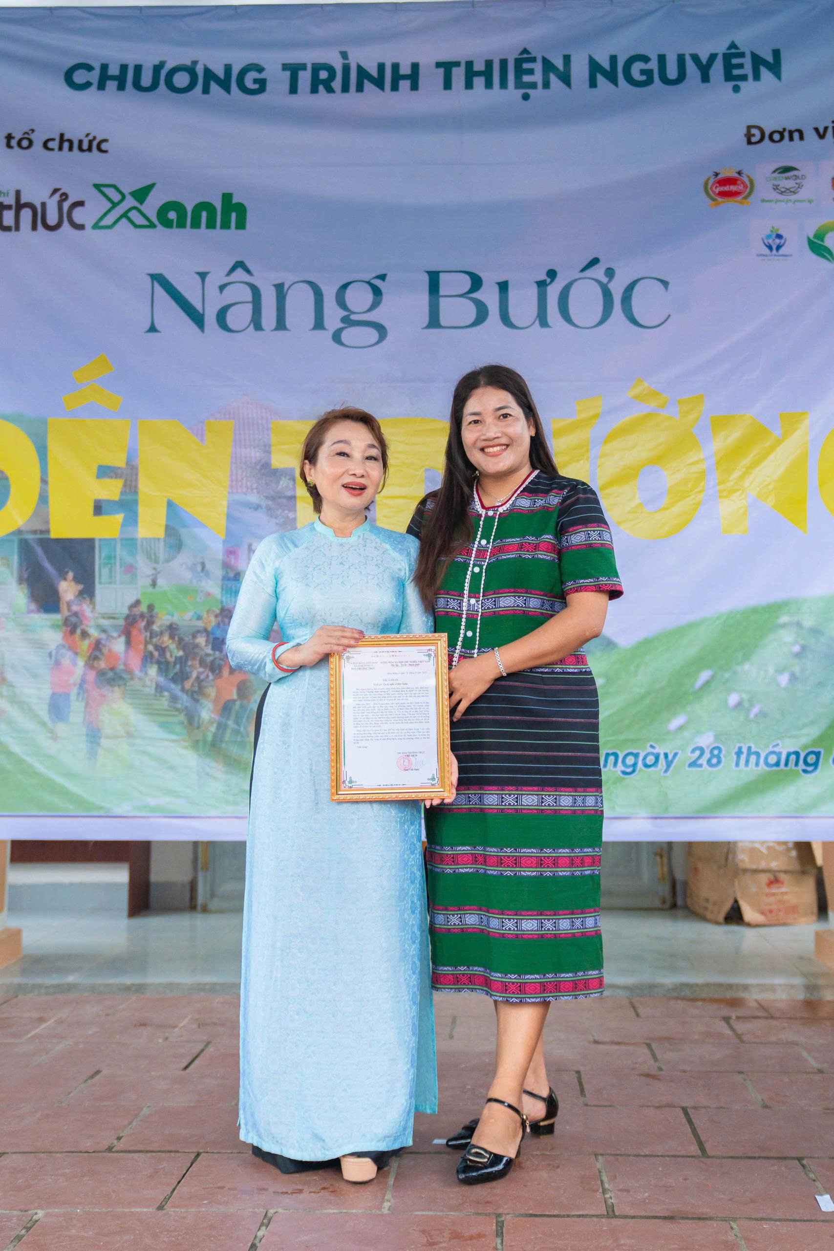 Nghệ sĩ Đức Xuân tặng xe đạp cho học sinh nghèo nhân dịp khai giảng - Ảnh 1.