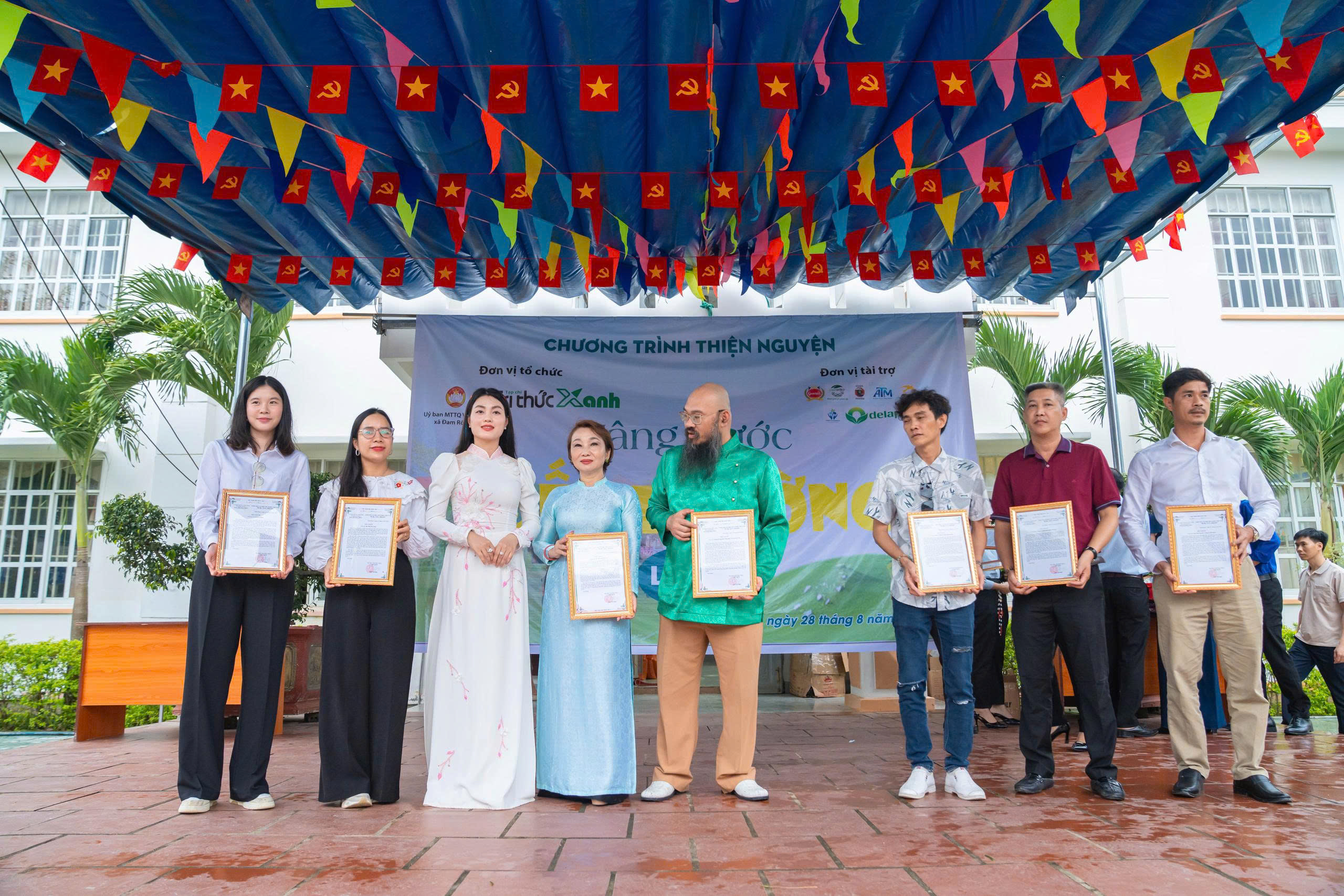 Nghệ sĩ Đức Xuân tặng xe đạp cho học sinh nghèo nhân dịp khai giảng - Ảnh 3.