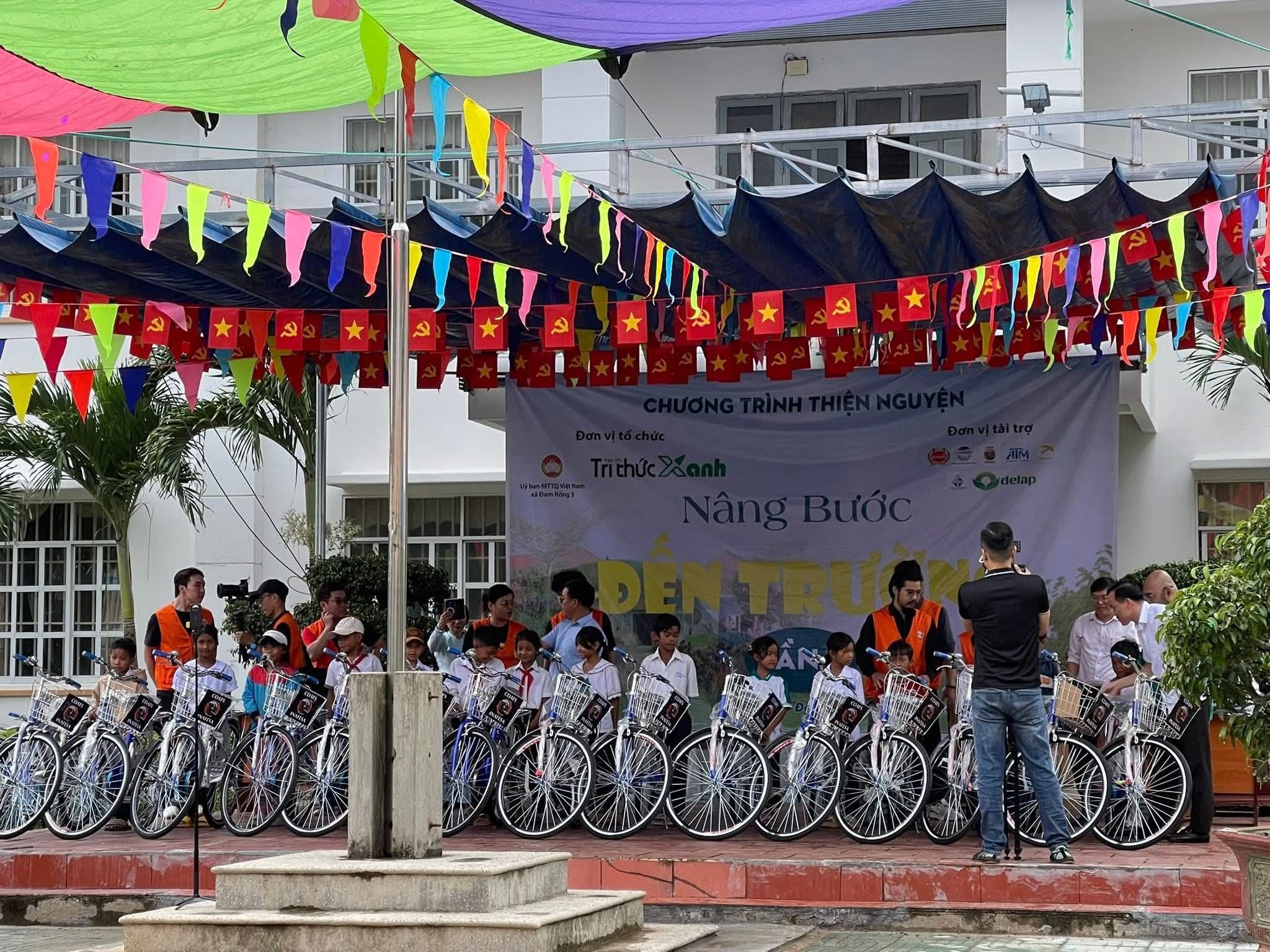 Nghệ sĩ Đức Xuân tặng xe đạp cho học sinh nghèo nhân dịp khai giảng - Ảnh 4.
