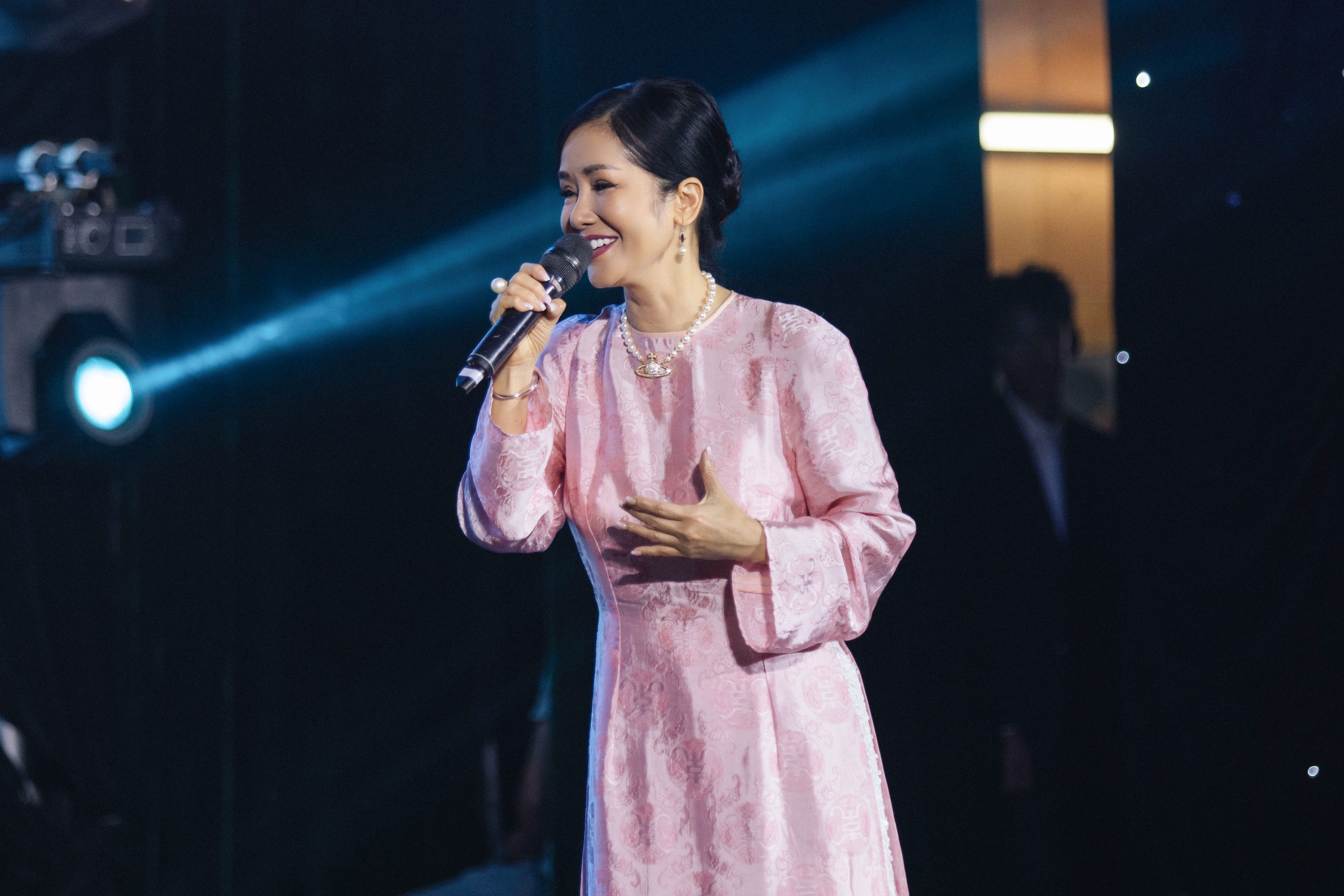 Con trai H&agrave; Kiều Anh đệm đ&agrave;n cho diva Hồng Nhung h&aacute;t &ldquo;Cho con&rdquo;- Ảnh 1.