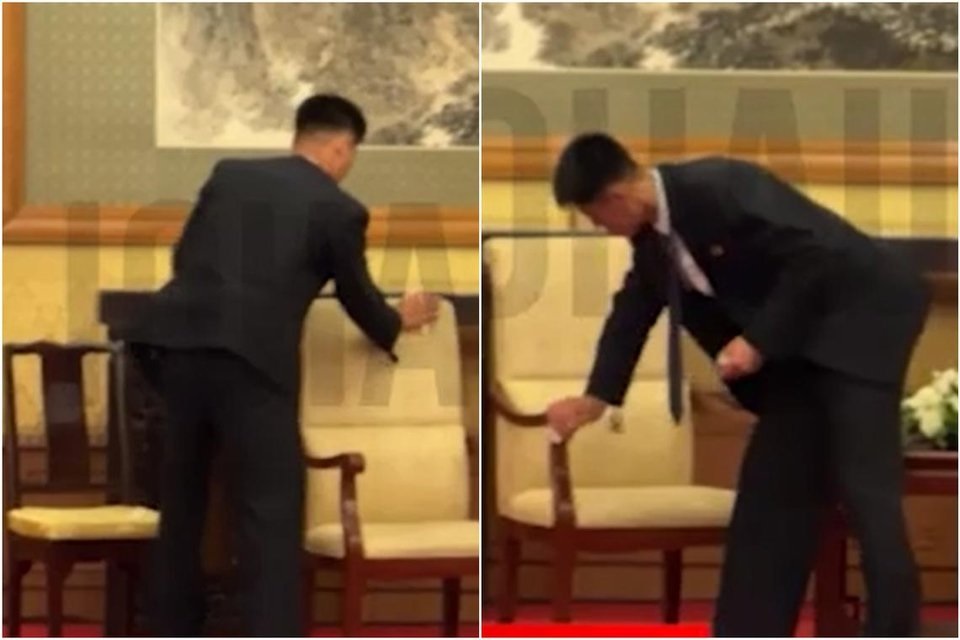 Nh&acirc;n vi&ecirc;n Triều Ti&ecirc;n cẩn thận thu dọn ph&ograve;ng họp của &ocirc;ng Kim Jong-un ở Bắc Kinh- Ảnh 1.