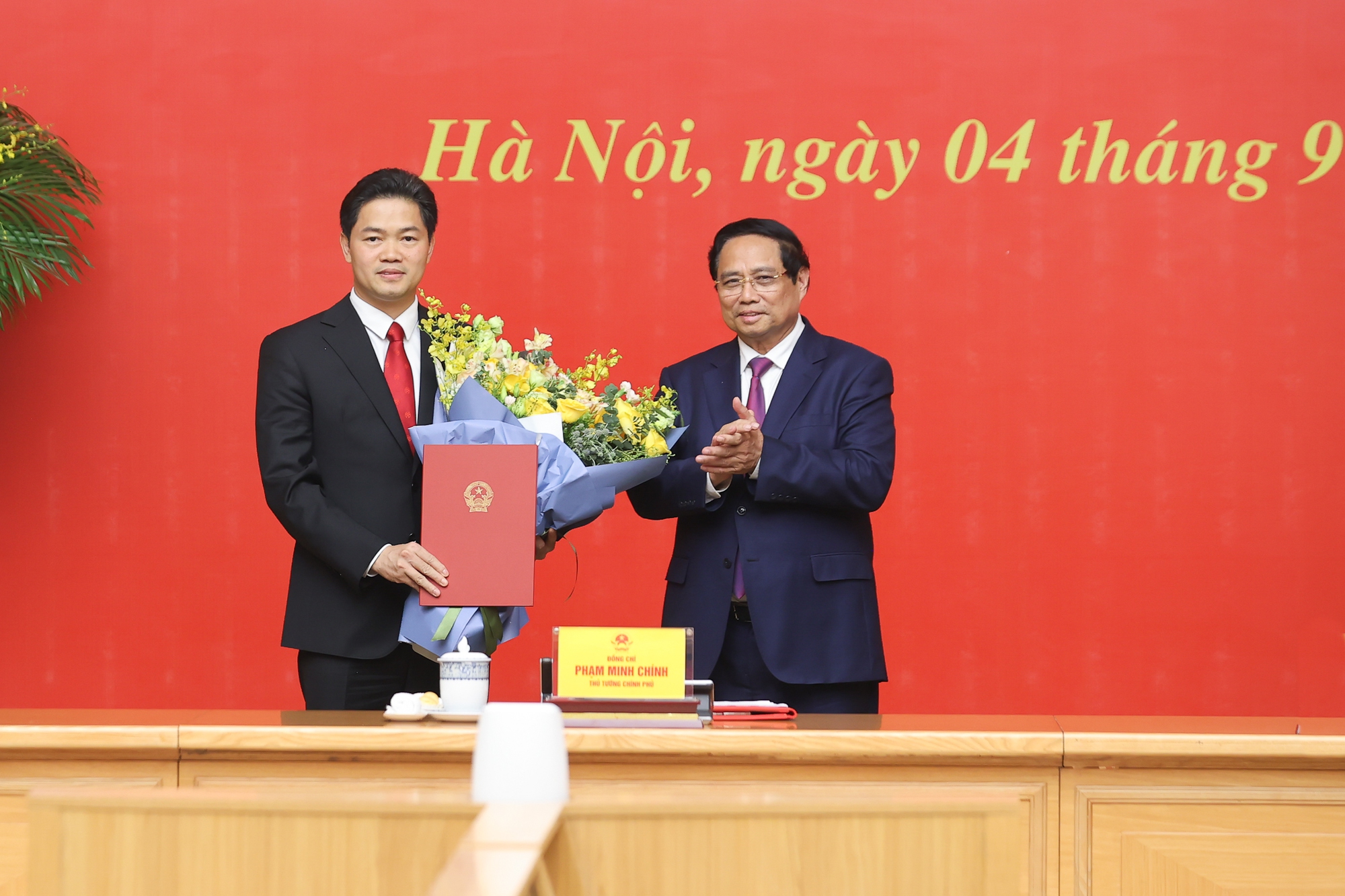 Thủ tướng trao quyết định bổ nhiệm l&atilde;nh đạo 8 bộ, cơ quan - Ảnh 1.