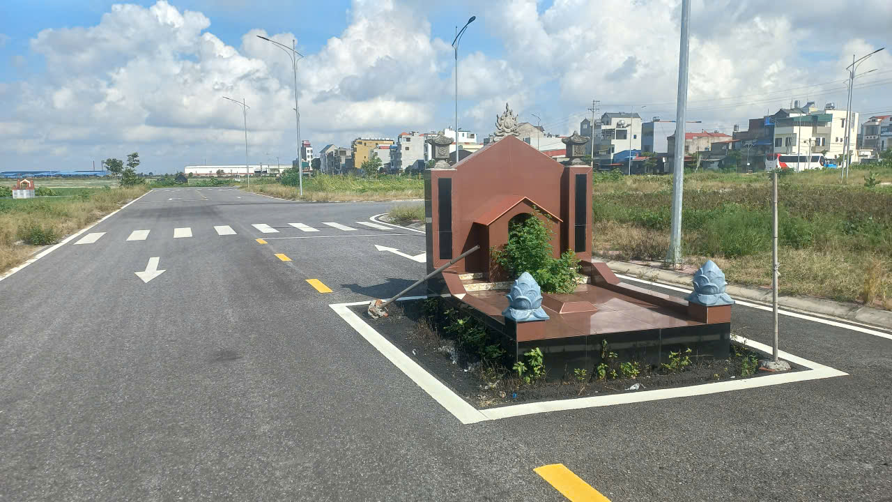 Ngôi mộ án ngữ đường gây cản trở lưu thông tại khu dân cư mới ở Hải Phòng - Ảnh 1.
