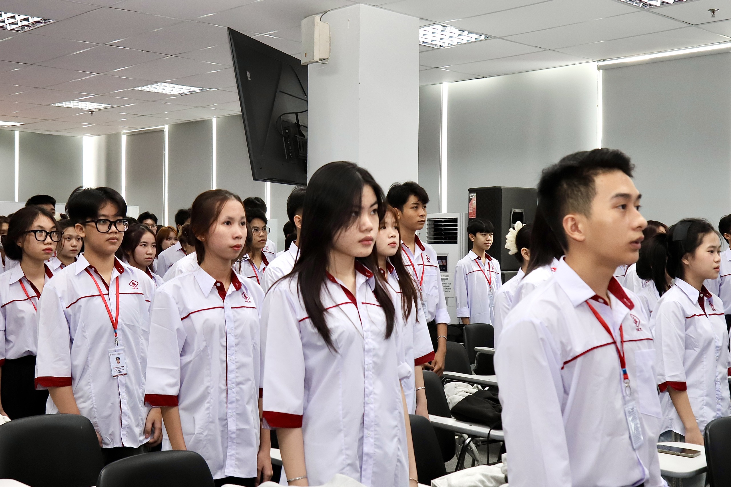 Lễ ch&agrave;o cờ ấn tượng đặc biệt tr&ecirc;n khắp cả nước - Ảnh 10.