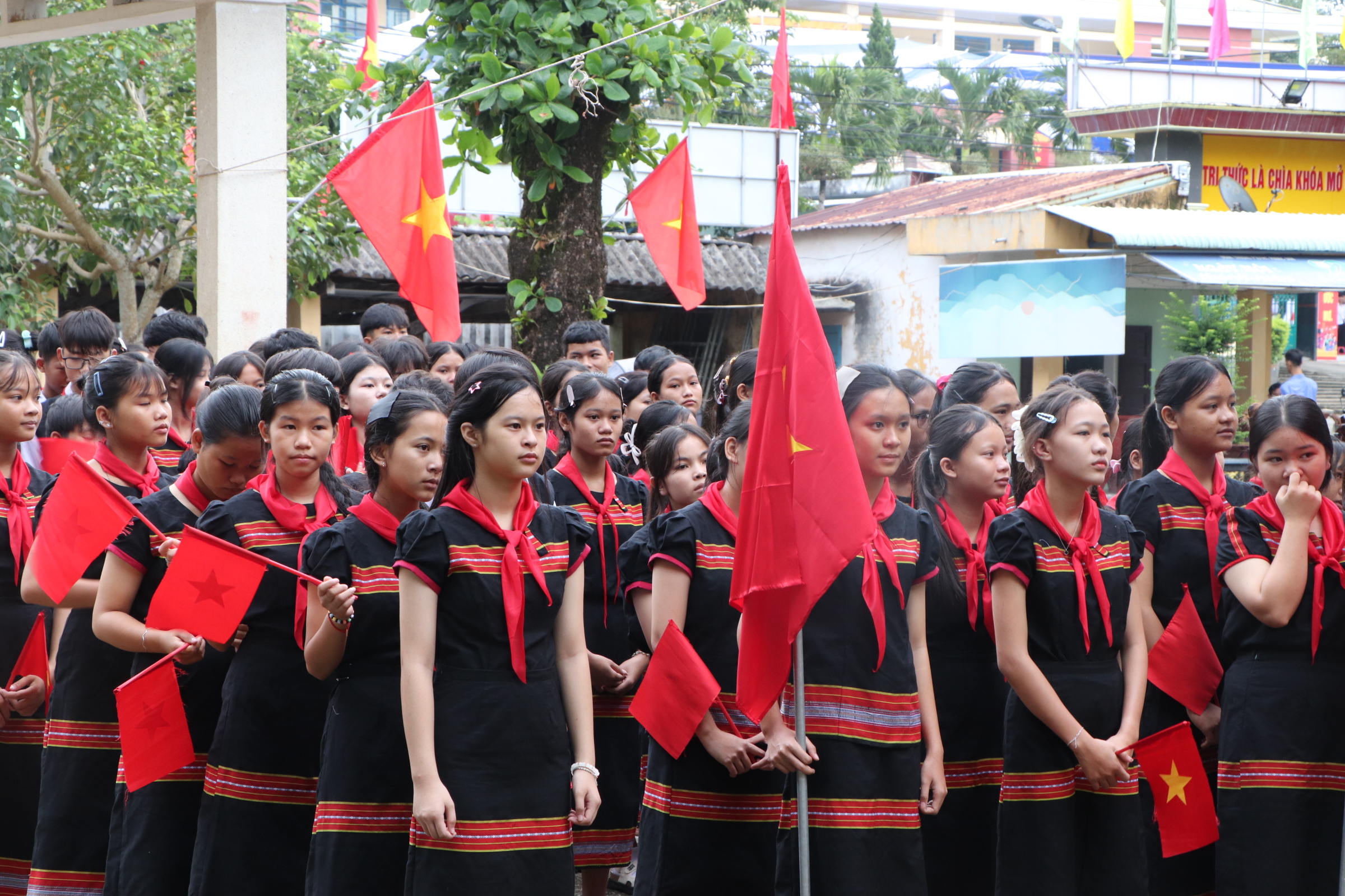 Quảng Trị: Xúc động hình ảnh Biên phòng cõng học sinh qua suối đến trường khai giảng năm học mới - Ảnh 22.