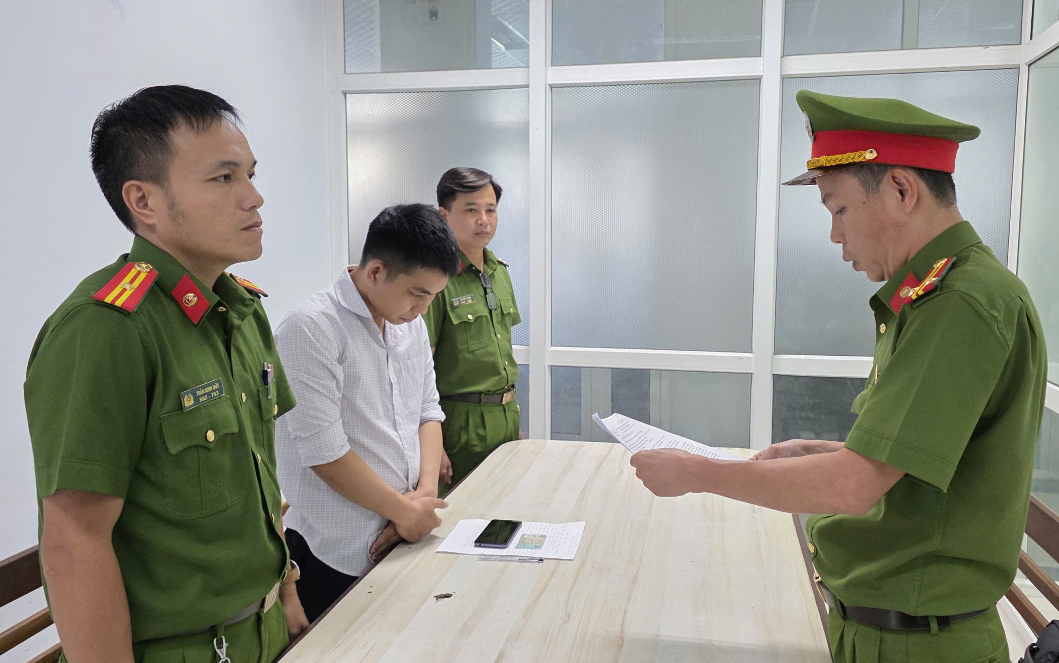 Nh&acirc;n vi&ecirc;n bảo hiểm tham &ocirc; tiền tỉ tại Đ&agrave; Nẵng bị bắt giam - Ảnh 1.