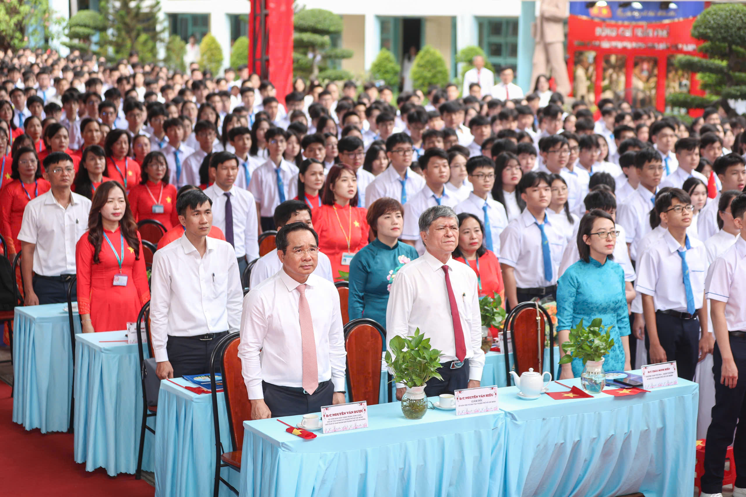 Lễ ch&agrave;o cờ ấn tượng đặc biệt tr&ecirc;n khắp cả nước - Ảnh 1.