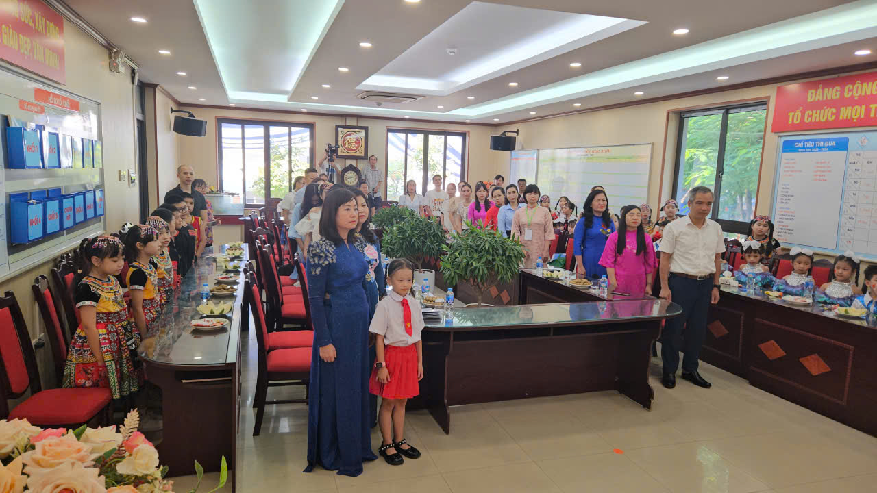 Ng&ocirc;i trường c&oacute; "em b&eacute; h&aacute;t Quốc ca" tưng bừng khai giảng - Ảnh 5.