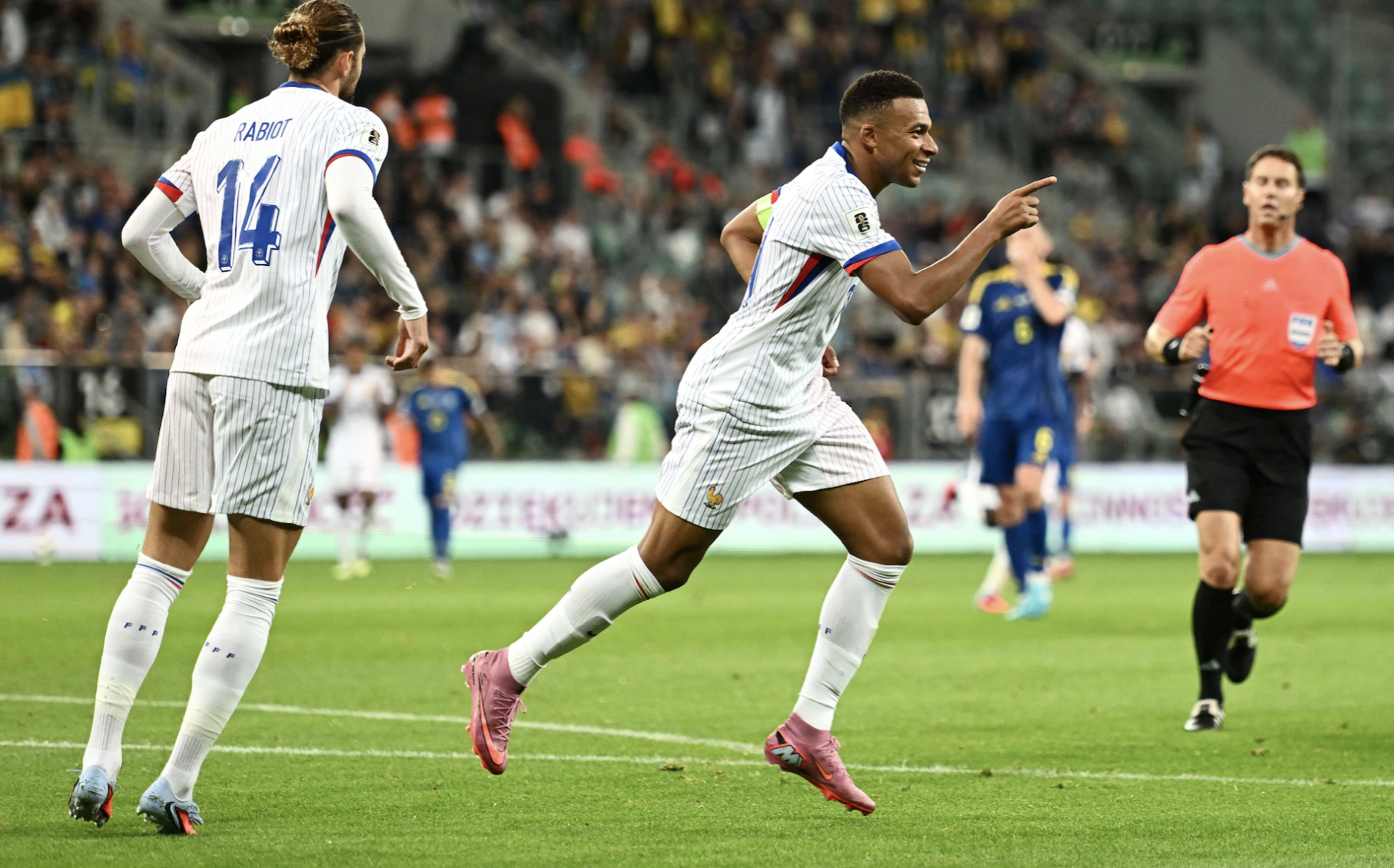 Mbappe lập c&ocirc;ng, Ph&aacute;p thắng Ukraine ng&agrave;y ra qu&acirc;n v&ograve;ng loại World Cup- Ảnh 4.