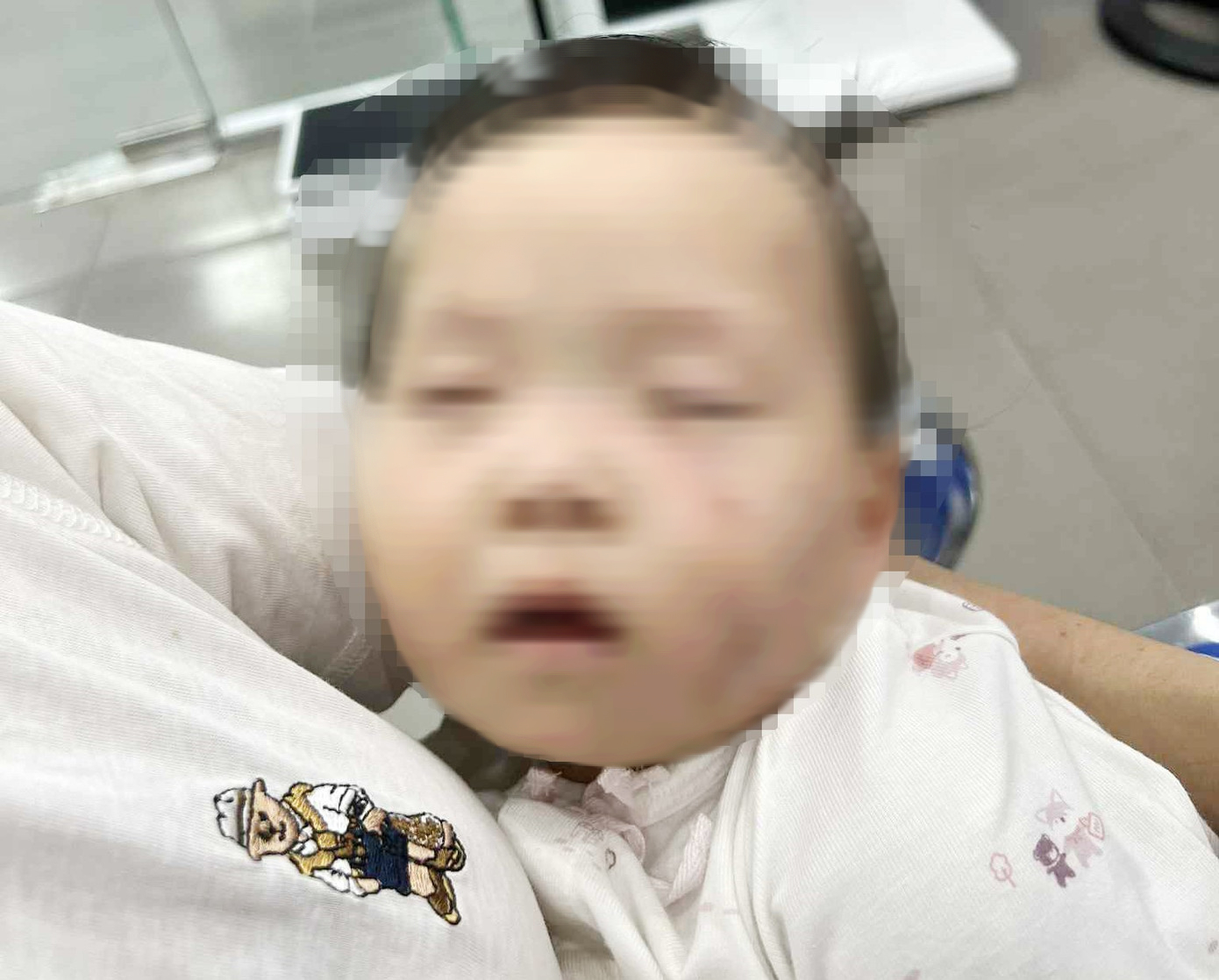 Tạm giữ nữ gi&aacute;o vi&ecirc;n trong vụ b&eacute; g&aacute;i c&oacute; nhiều vết bầm t&iacute;m chi ch&iacute;t tr&ecirc;n mặt - Ảnh 1.