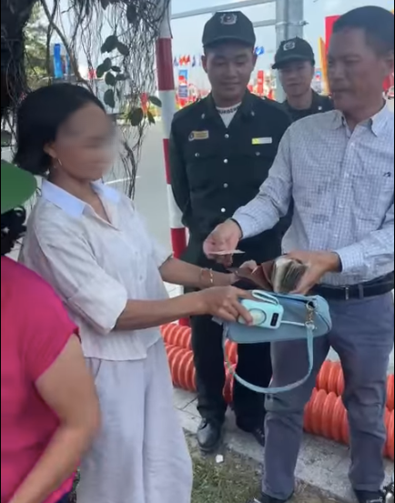 Người phụ nữ bỏ qu&ecirc;n t&uacute;i x&aacute;ch c&oacute; 50 triệu đồng, 1,5 chỉ v&agrave;ng khi đi xem triển l&atilde;m- Ảnh 1.