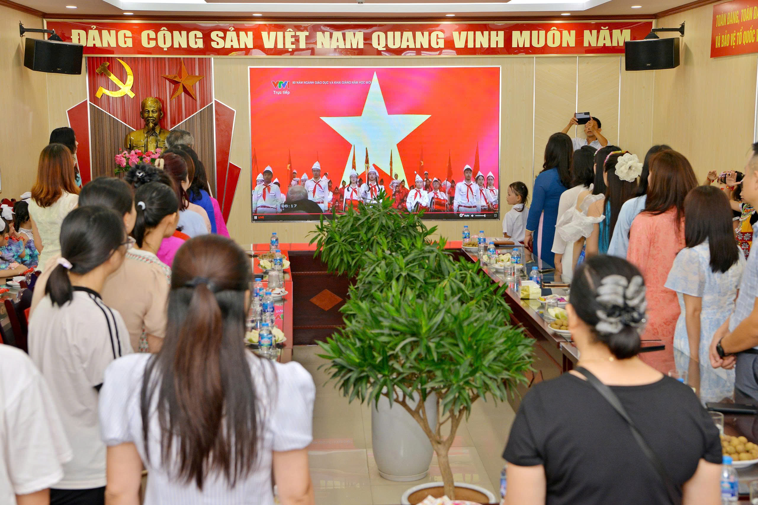 Ng&ocirc;i trường c&oacute; "em b&eacute; h&aacute;t Quốc ca" tưng bừng khai giảng - Ảnh 4.
