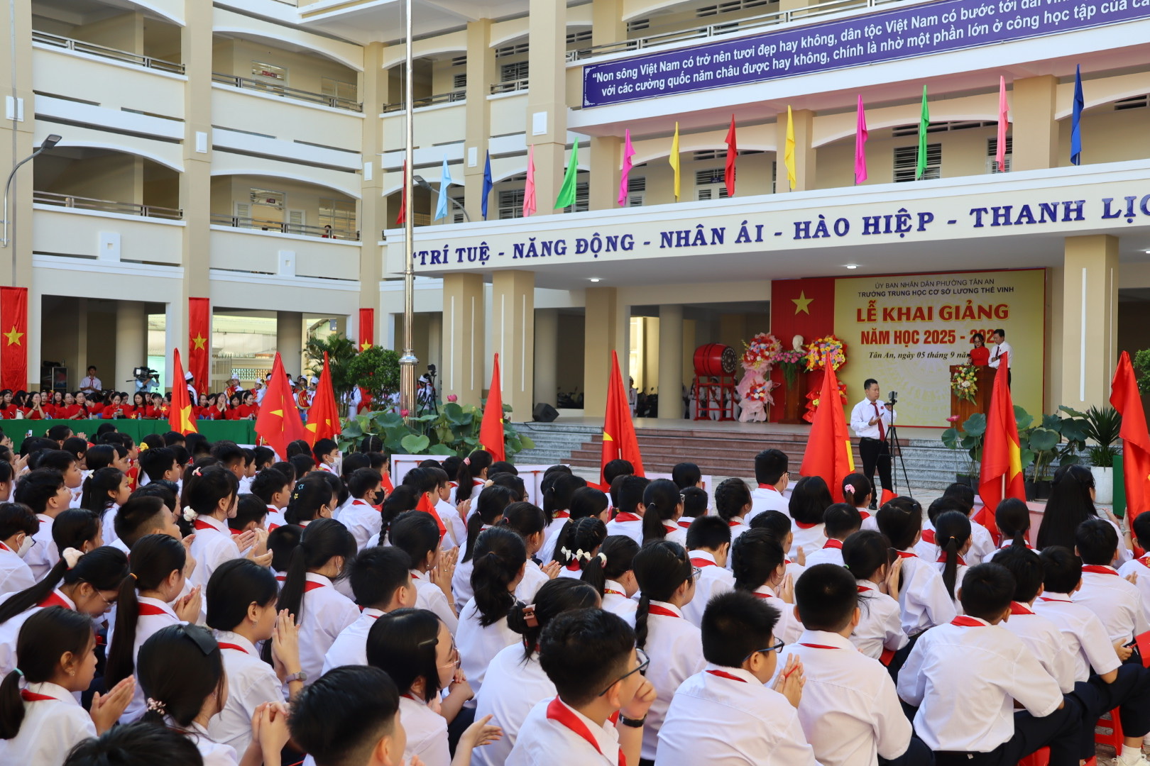 Tưng bừng khai giảng năm học mới đặc biệt chưa từng có - Ảnh 18.