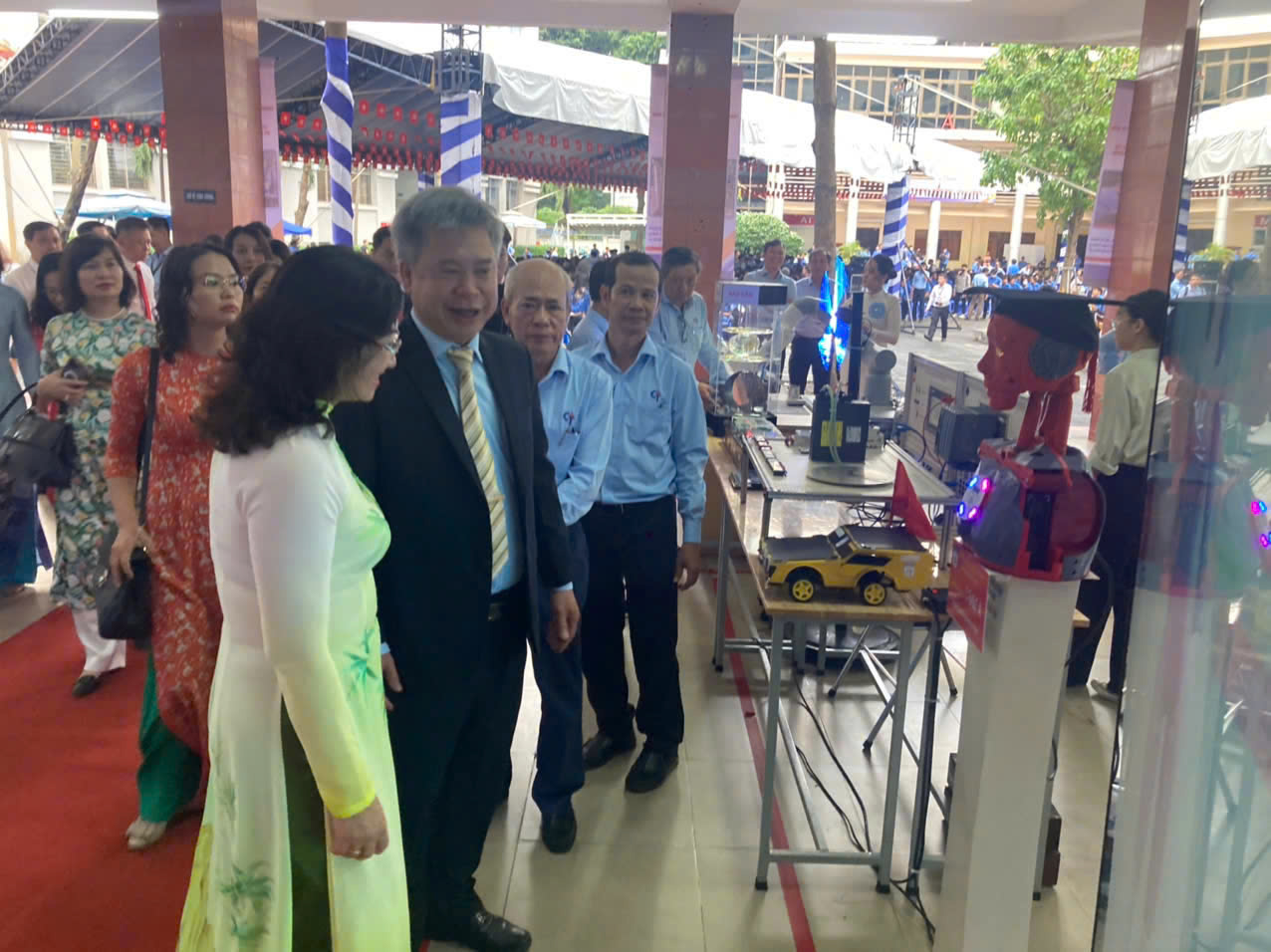 Tưng bừng khai giảng năm học mới đặc biệt chưa từng có - Ảnh 9.