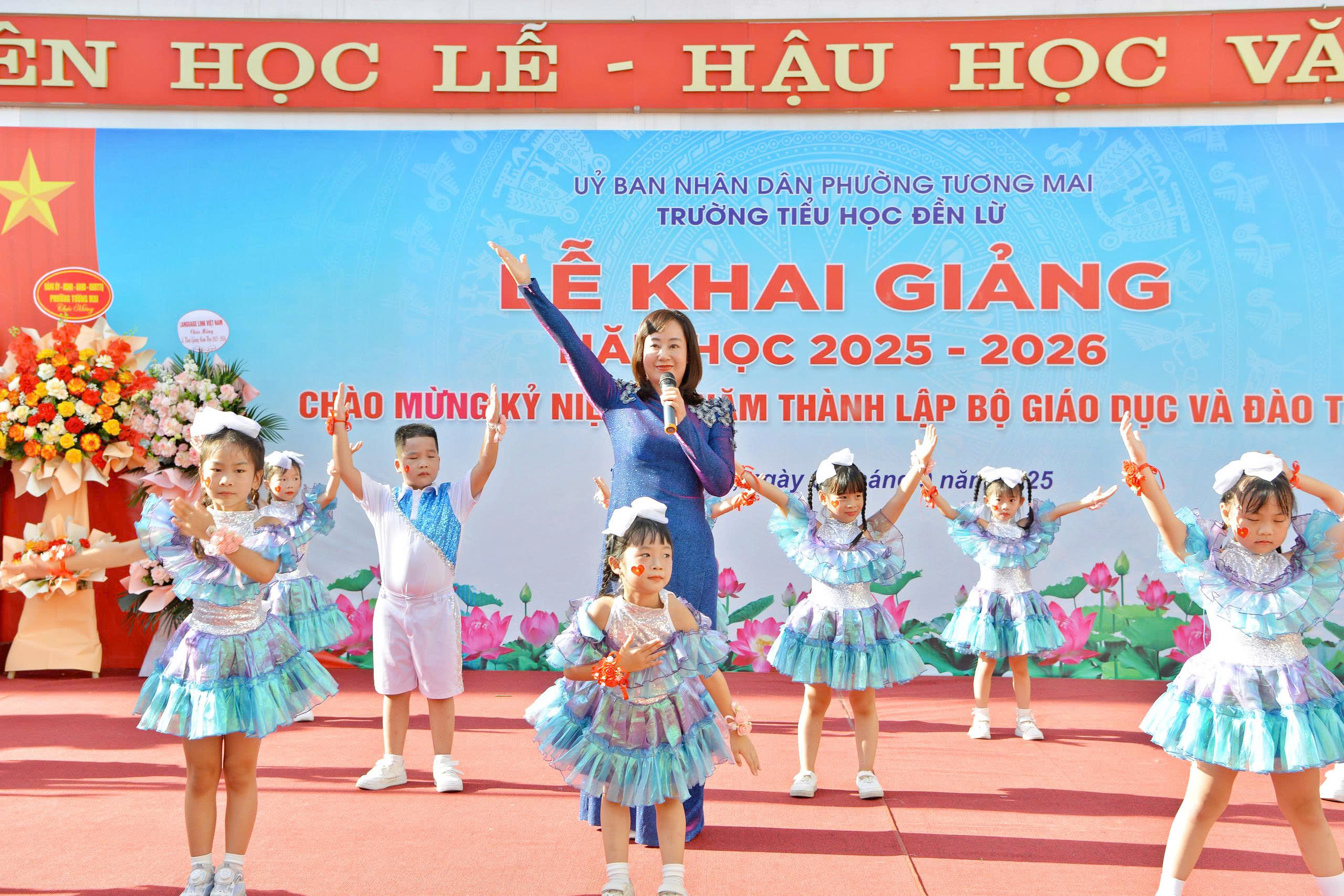 Ng&ocirc;i trường c&oacute; "em b&eacute; h&aacute;t Quốc ca" tưng bừng khai giảng - Ảnh 1.