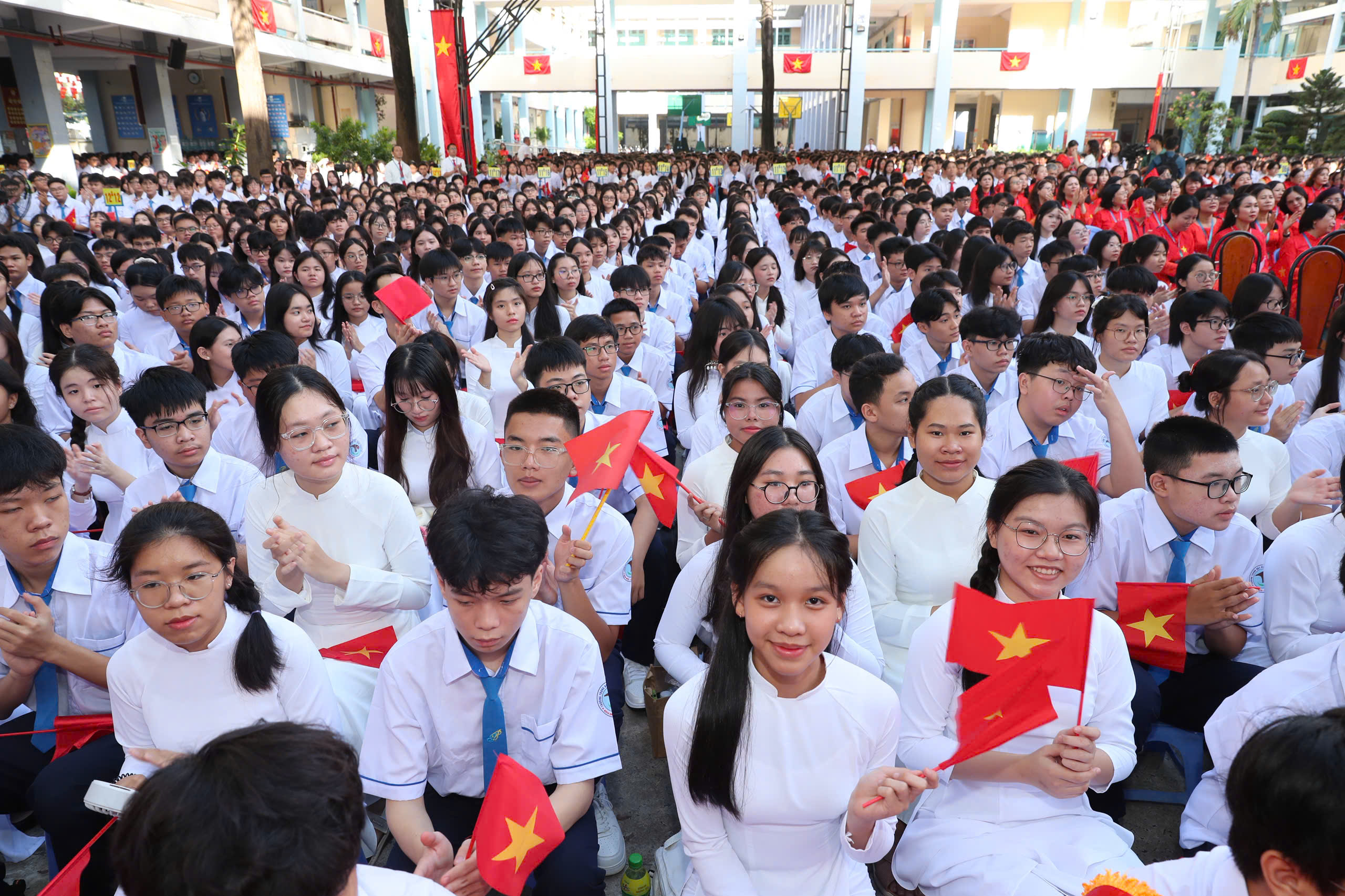 Tưng bừng khai giảng năm học mới đặc biệt chưa từng có - Ảnh 21.