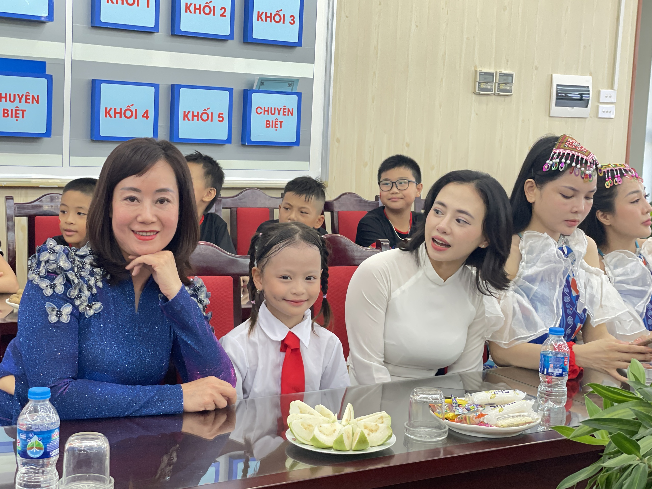 Ng&ocirc;i trường c&oacute; "em b&eacute; h&aacute;t Quốc ca" tưng bừng khai giảng - Ảnh 3.