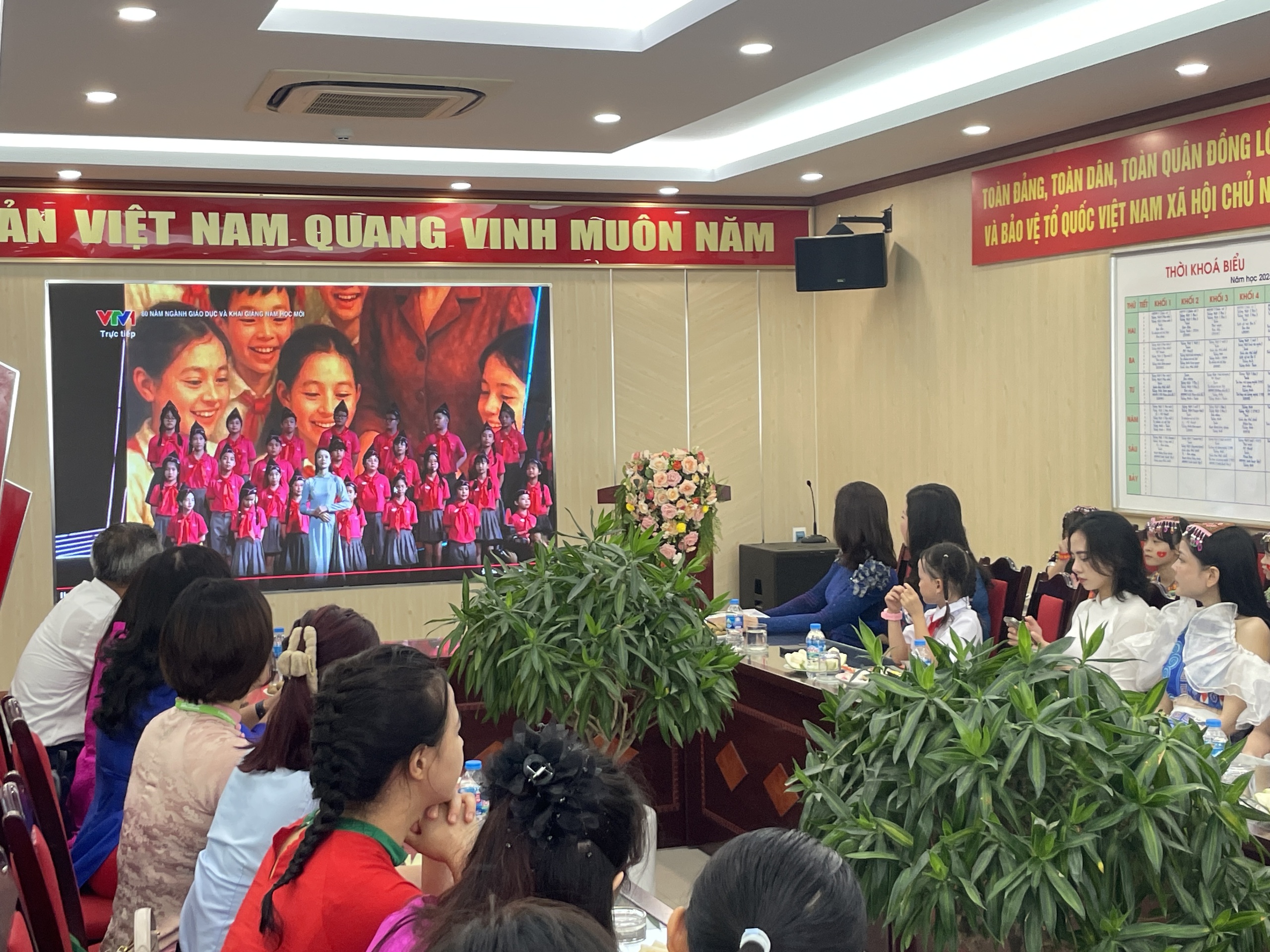 Ng&ocirc;i trường c&oacute; "em b&eacute; h&aacute;t Quốc ca" tưng bừng khai giảng - Ảnh 6.