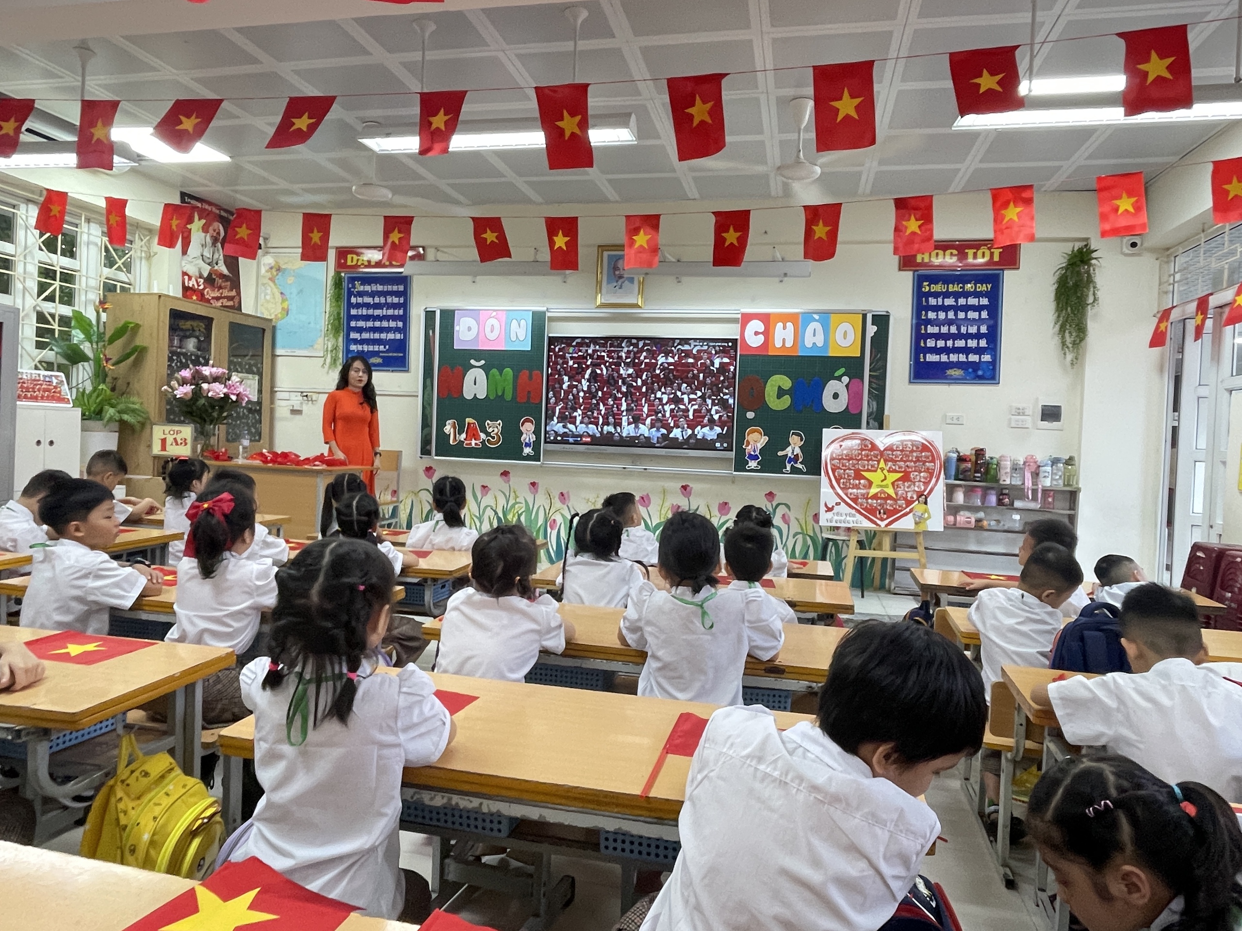 Ng&ocirc;i trường c&oacute; "em b&eacute; h&aacute;t Quốc ca" tưng bừng khai giảng - Ảnh 11.