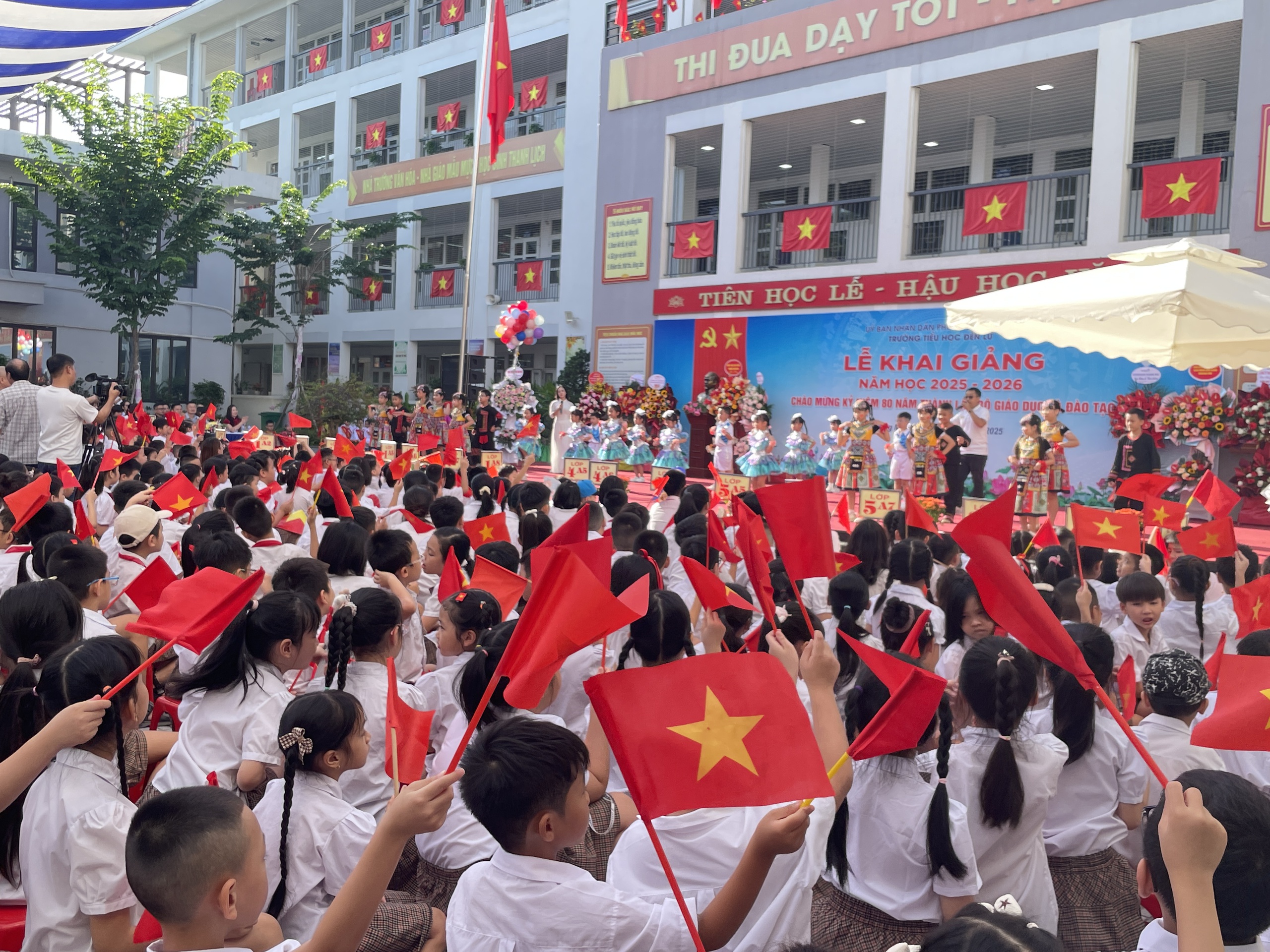 Ng&ocirc;i trường c&oacute; "em b&eacute; h&aacute;t Quốc ca" tưng bừng khai giảng - Ảnh 8.