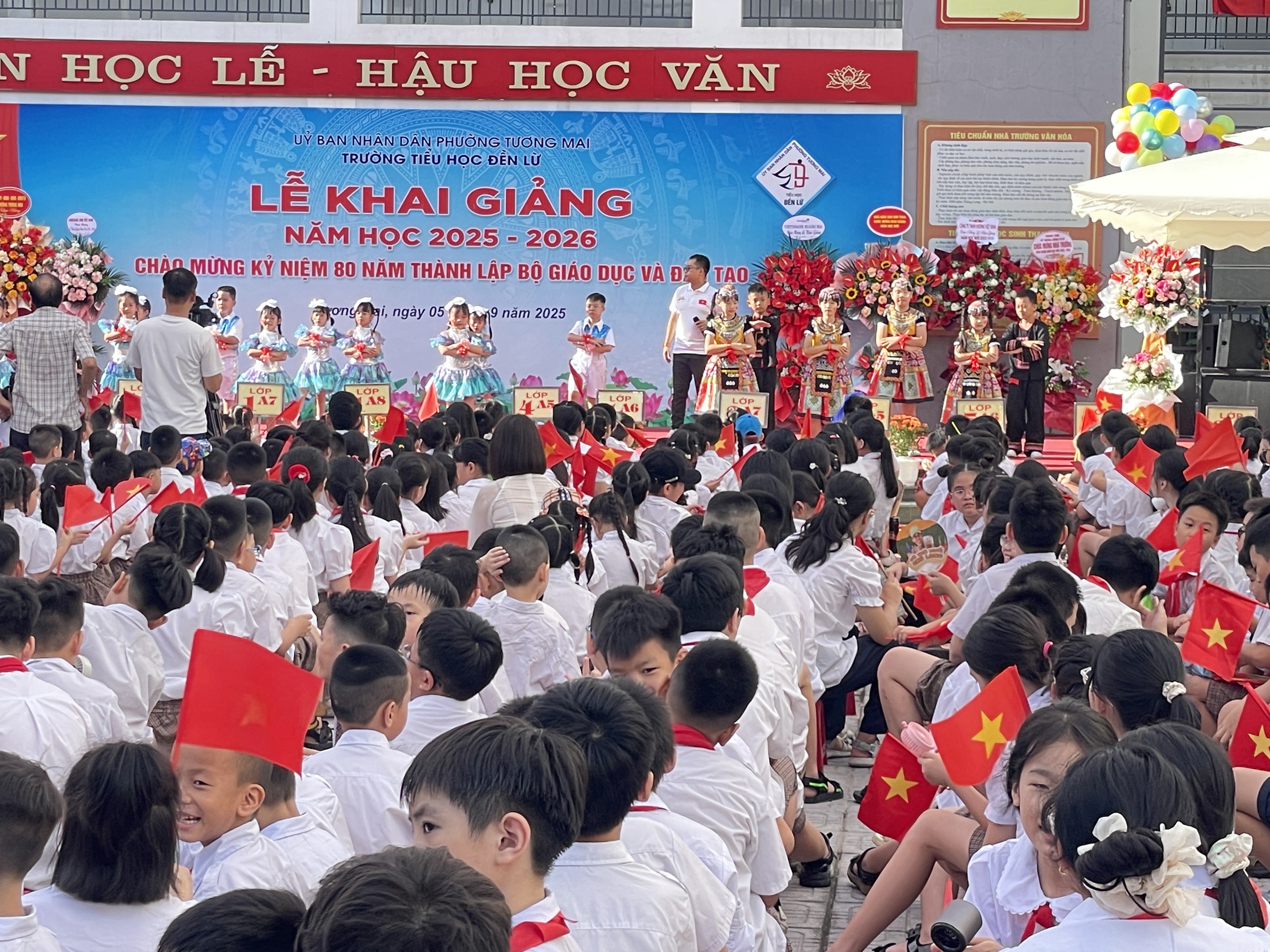 Ng&ocirc;i trường c&oacute; "em b&eacute; h&aacute;t Quốc ca" tưng bừng khai giảng - Ảnh 9.