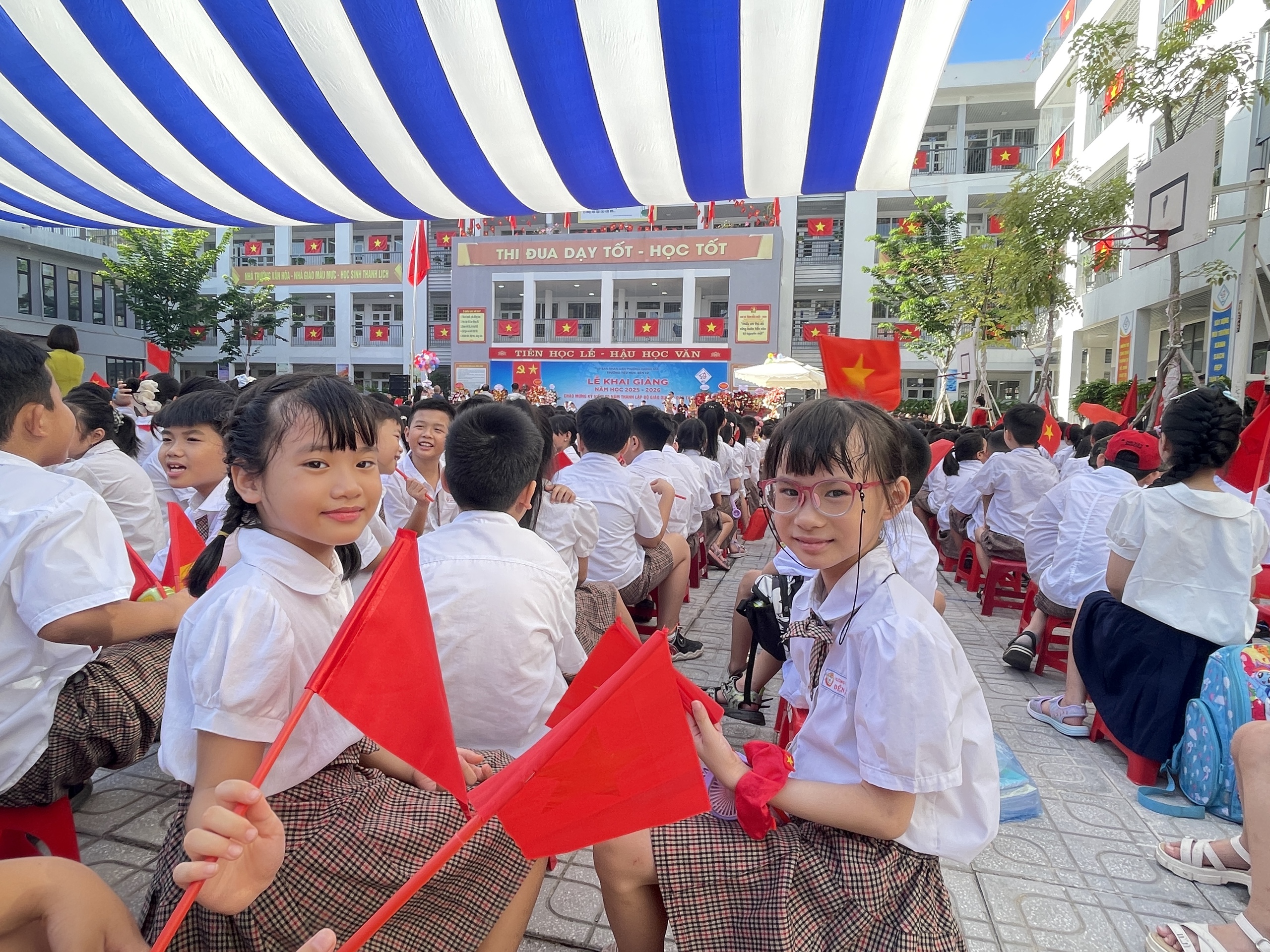 Ng&ocirc;i trường c&oacute; "em b&eacute; h&aacute;t Quốc ca" tưng bừng khai giảng - Ảnh 7.