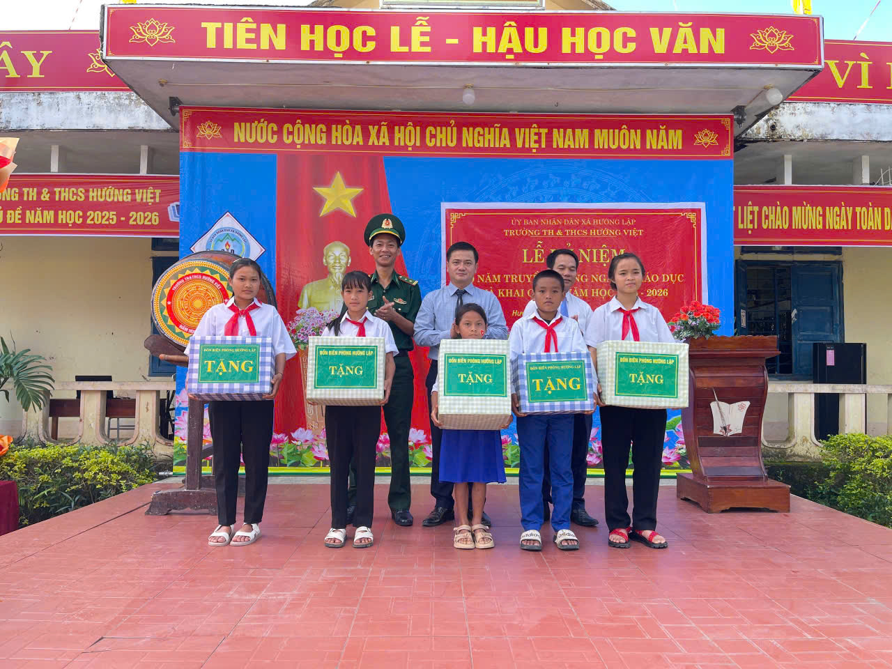 Quảng Trị: Xúc động hình ảnh Biên phòng cõng học sinh qua suối đến trường khai giảng năm học mới - Ảnh 3.