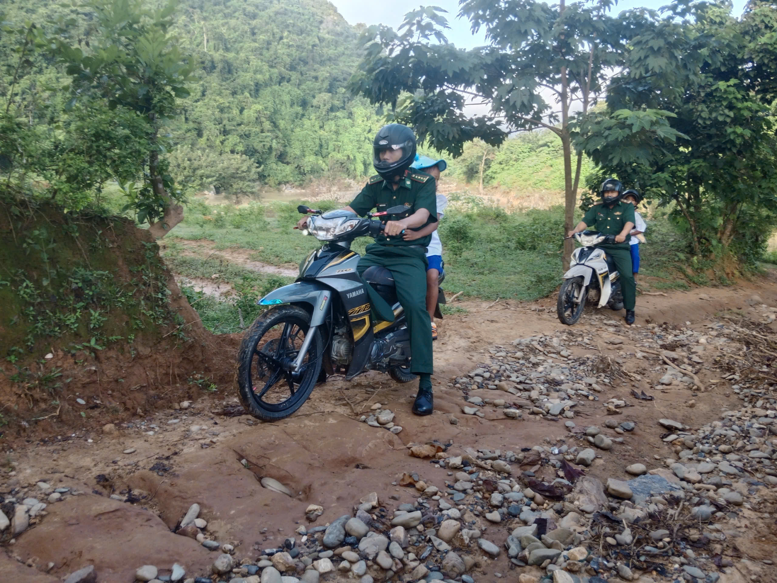 Biên phòng Quảng Trị cõng học sinh vượt suối đến trường khai giảng năm học mới - Ảnh 1.
