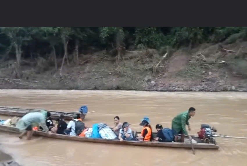 VIDEO: Đường bị lũ cuốn, học sinh đi thuyền vượt ghềnh đ&aacute; đến trường khai giảng- Ảnh 2.