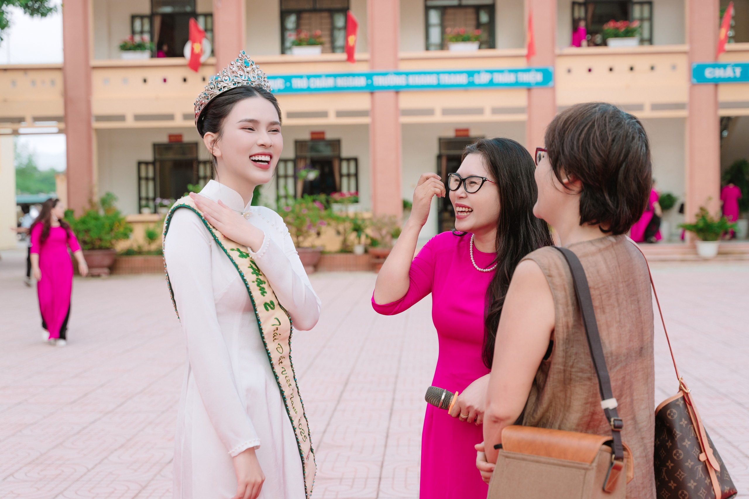 &Aacute; hậu Linh Đan trở lại trường xưa với hoạt động thiện nguyện đ&aacute;ng nhớ- Ảnh 1.