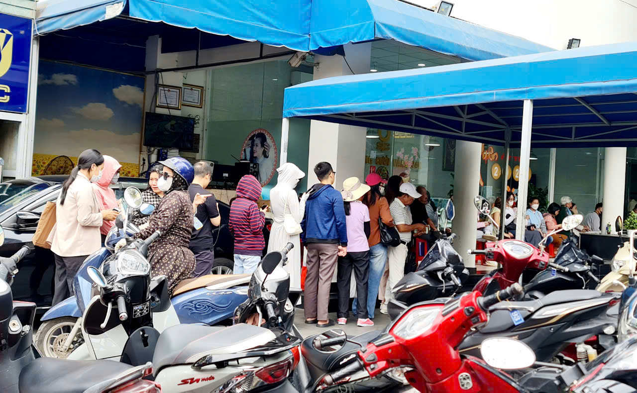 Gi&aacute; v&agrave;ng V&agrave;ng tăng gi&aacute; kỷ lục khiến Người d&acirc;n đổ x&ocirc; mua v&agrave;ng miếng v&agrave; nhẫn - Ảnh 2.