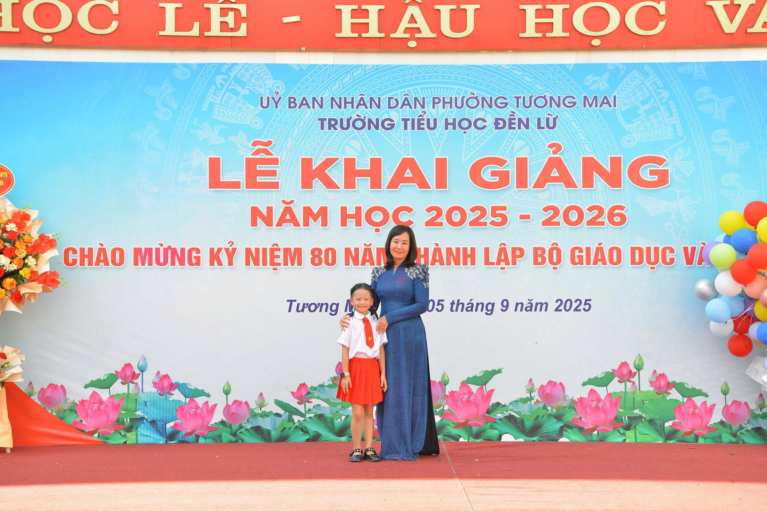 Ng&ocirc;i trường c&oacute; "em b&eacute; h&aacute;t Quốc ca" tưng bừng khai giảng - Ảnh 2.