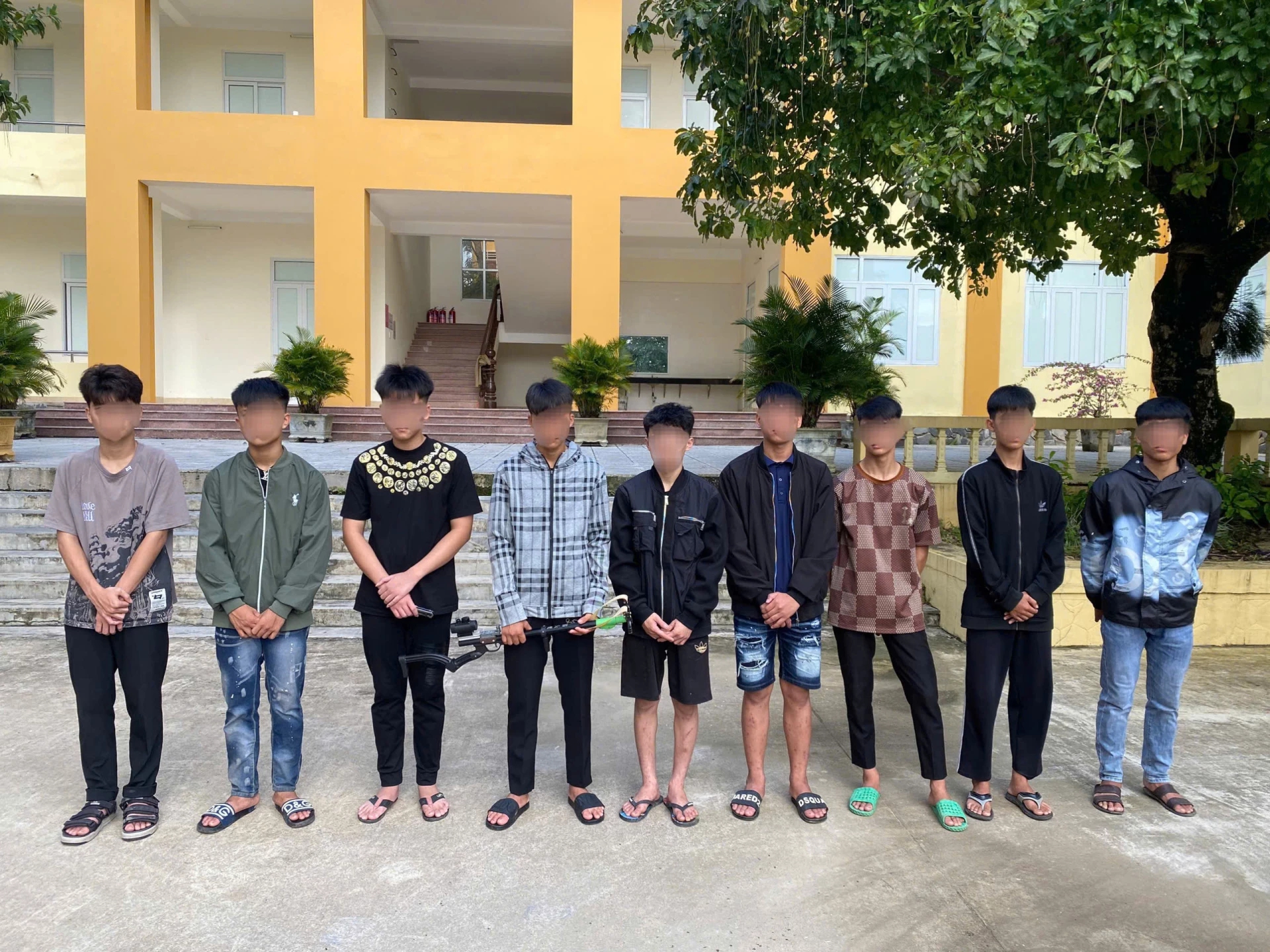 Hơn chục thiếu niên mang hung khí hẹn “quyết chiến” lúc nửa đêm ở Quảng Trị - Ảnh 1.