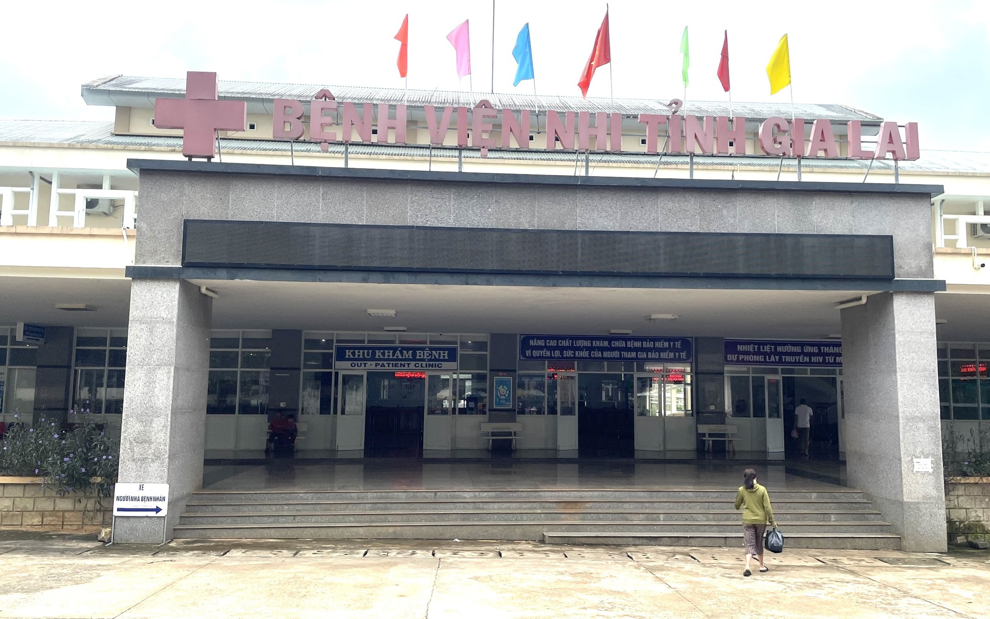 Tự làm thịt cóc ăn, 9 học sinh nhập viện