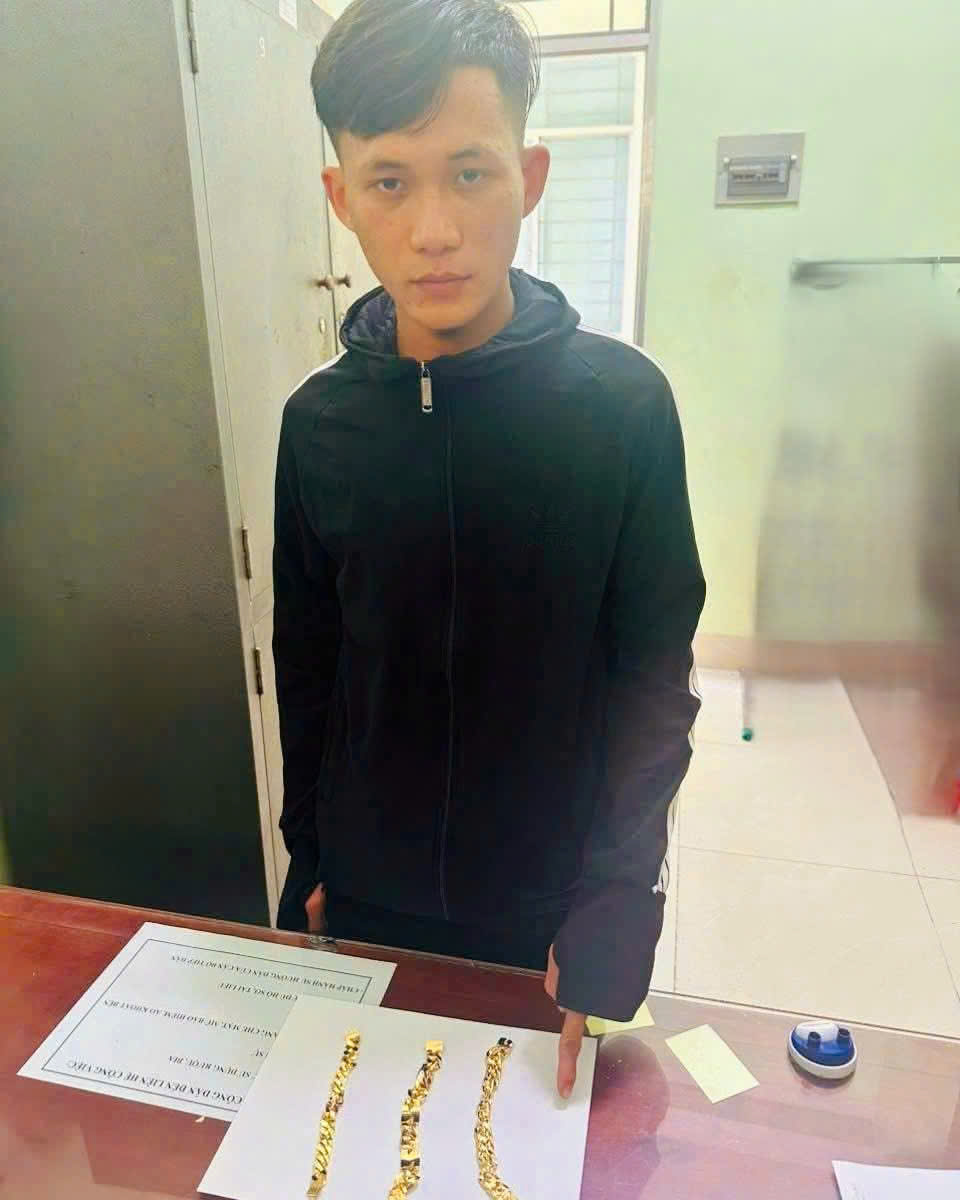 Bắt giữ Huỳnh Tấn Thiện - đối tượng cướp giật tại tiệm vàng ở Tây Ninh- Ảnh 1.