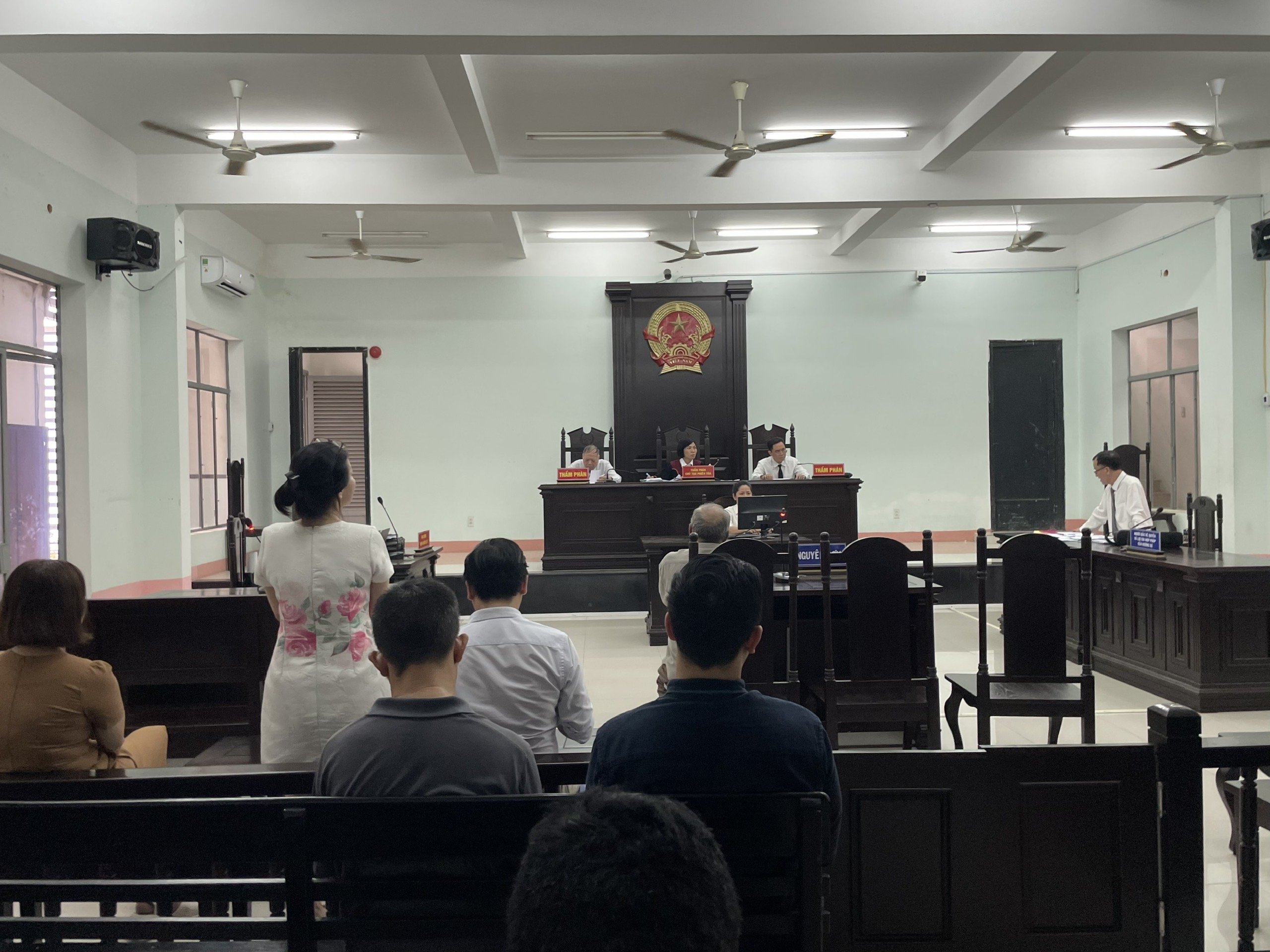Chủ tịch UBND tỉnh Khánh Hòa vắng mặt không lý do tại phiên tòa hành chính - Ảnh 1.