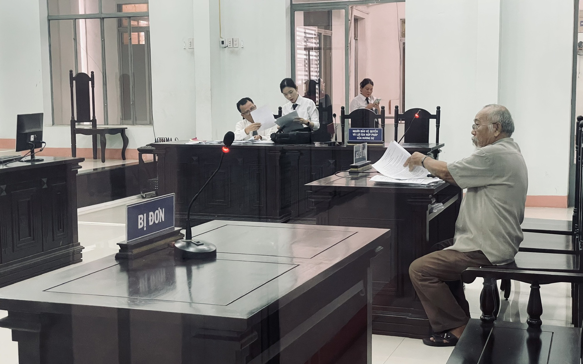 Chủ tịch UBND tỉnh Khánh Hòa vắng mặt không lý do tại phiên tòa hành chính 