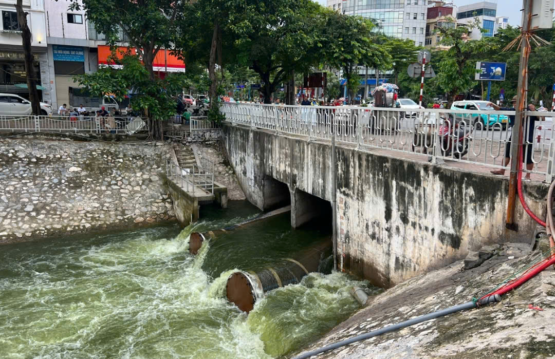 Nước s&ocirc;ng T&ocirc; Lịch lại đen sẫm sau thời gian ngắn trở n&ecirc;n trong xanh- Ảnh 9.