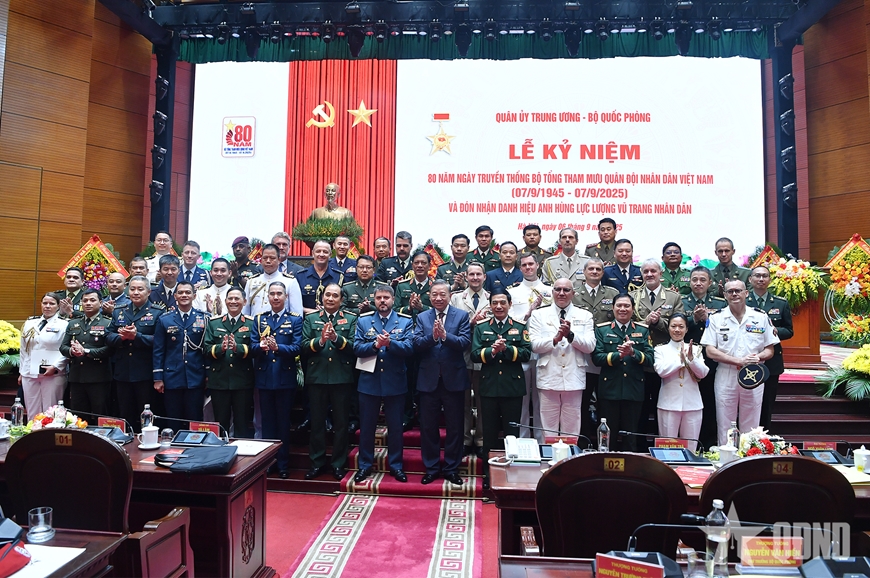 Tổng Bí thư Tô Lâm trao Danh hiệu Anh hùng Lực lượng vũ trang cho Bộ Tổng Tham mưu QĐND- Ảnh 3.