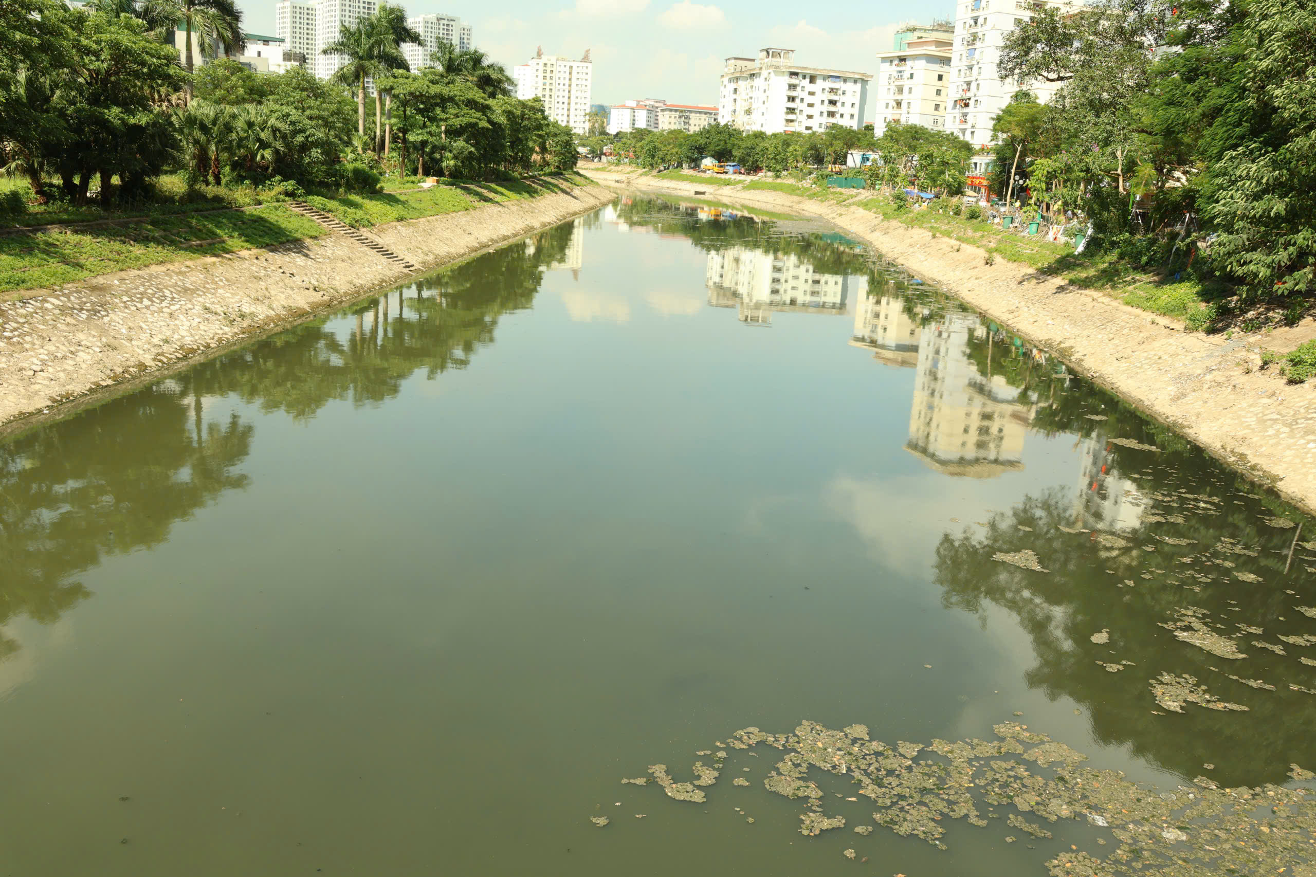 Nước s&ocirc;ng T&ocirc; Lịch lại đen sẫm sau thời gian ngắn trở n&ecirc;n trong xanh- Ảnh 1.