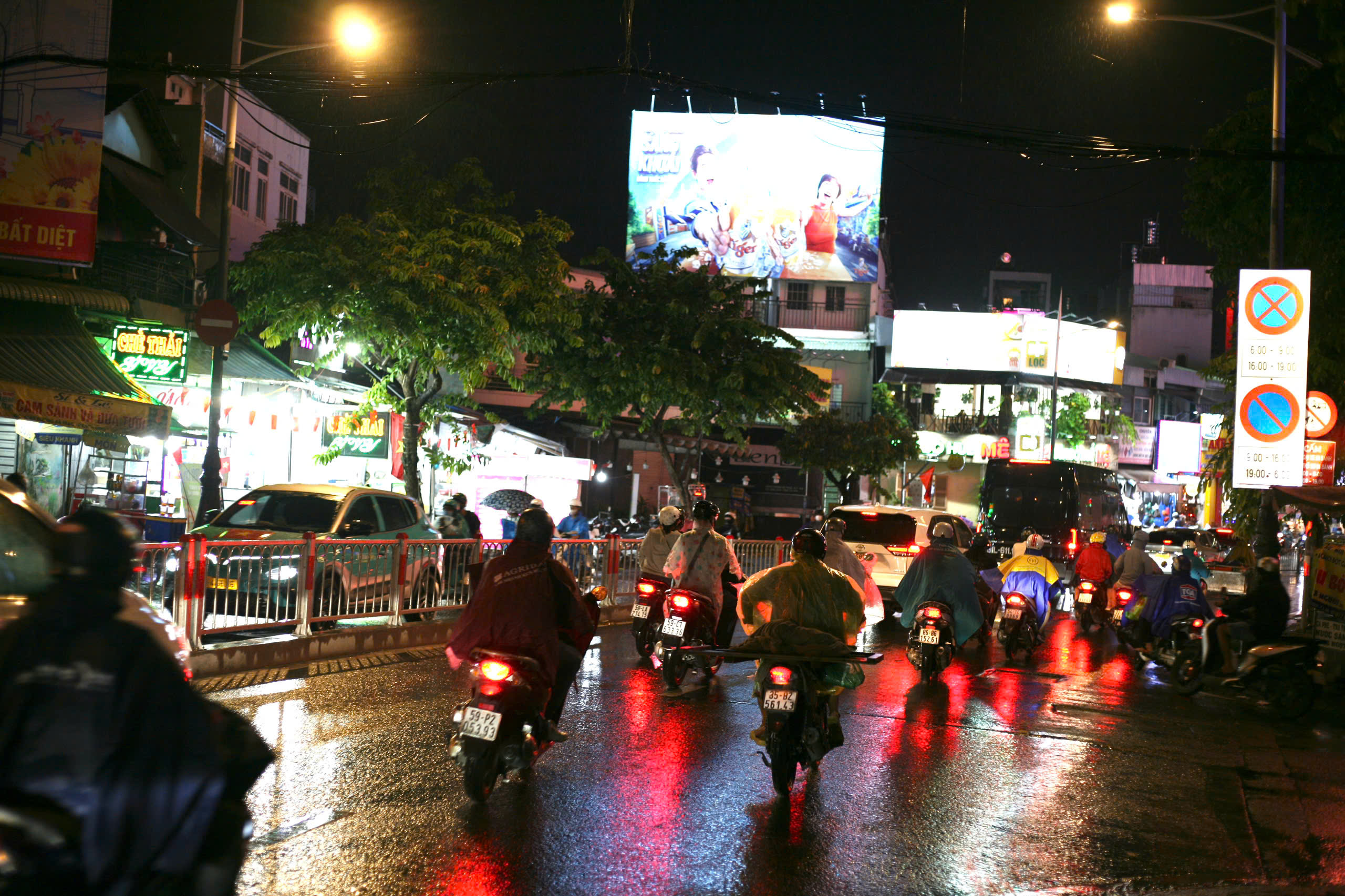 Mưa lớn tr&uacute;t xuống nhiều nơi ở TP HCM - Ảnh 3.